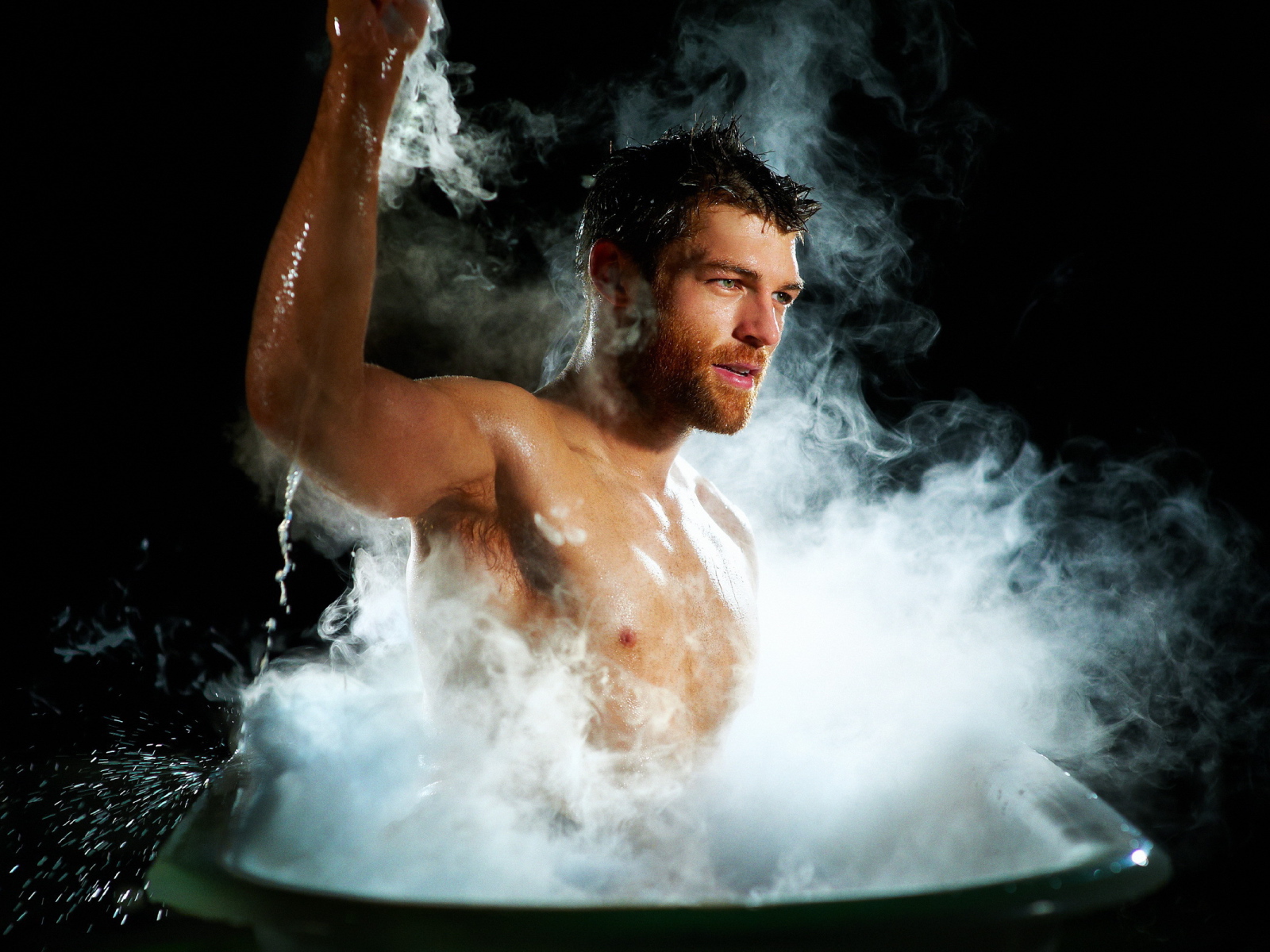 Мужчина в ванне