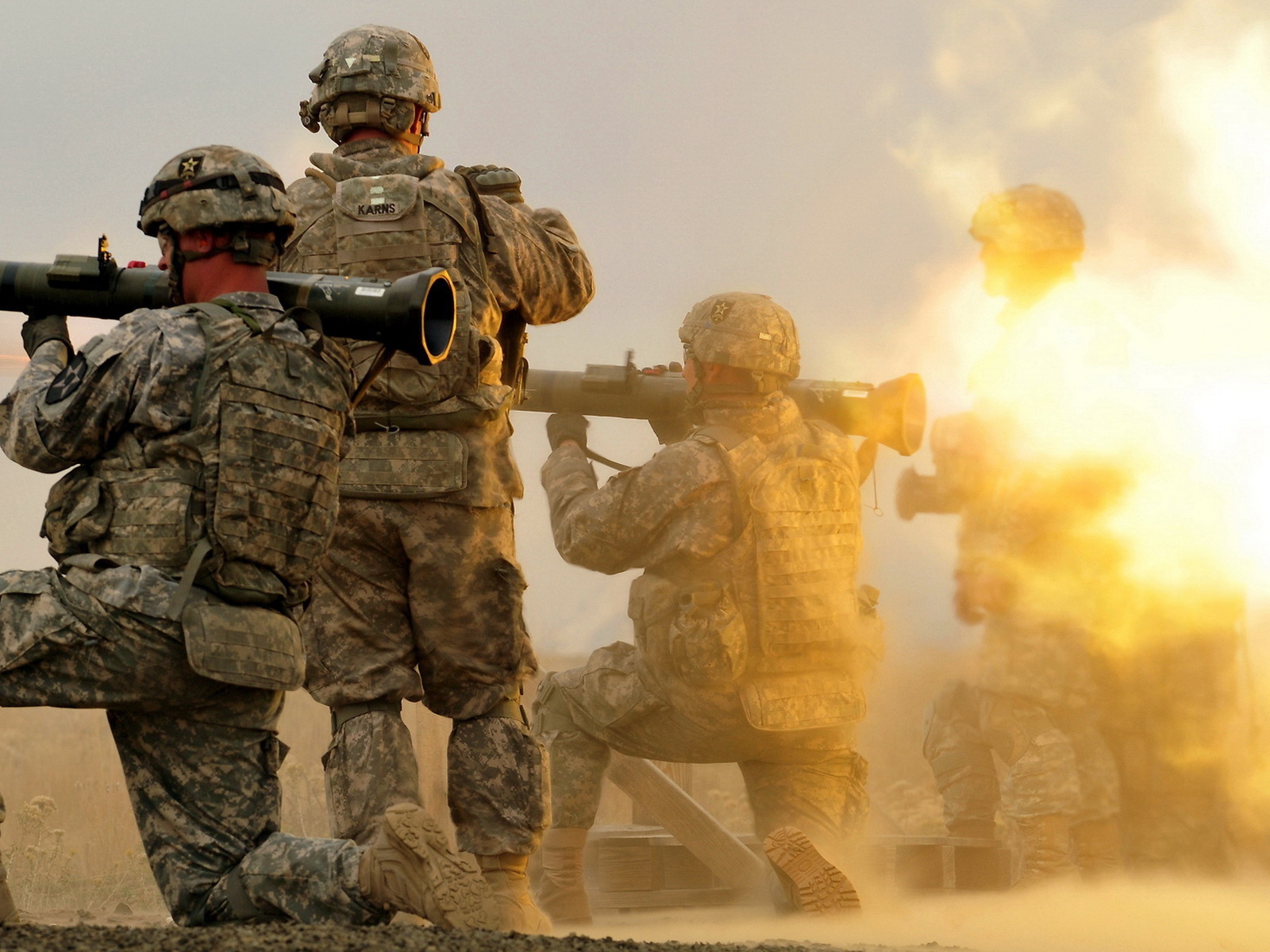 Солдаты стреляют из гранатометов