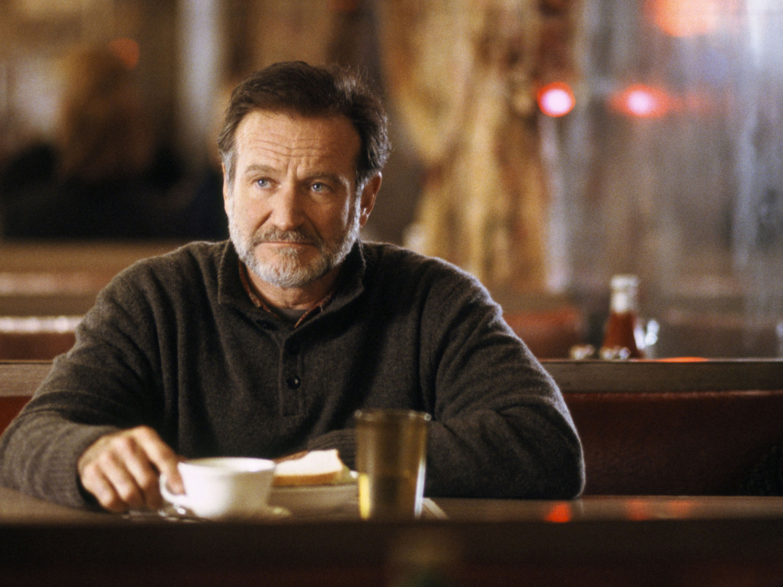 Актер Робин Уильямс за столом