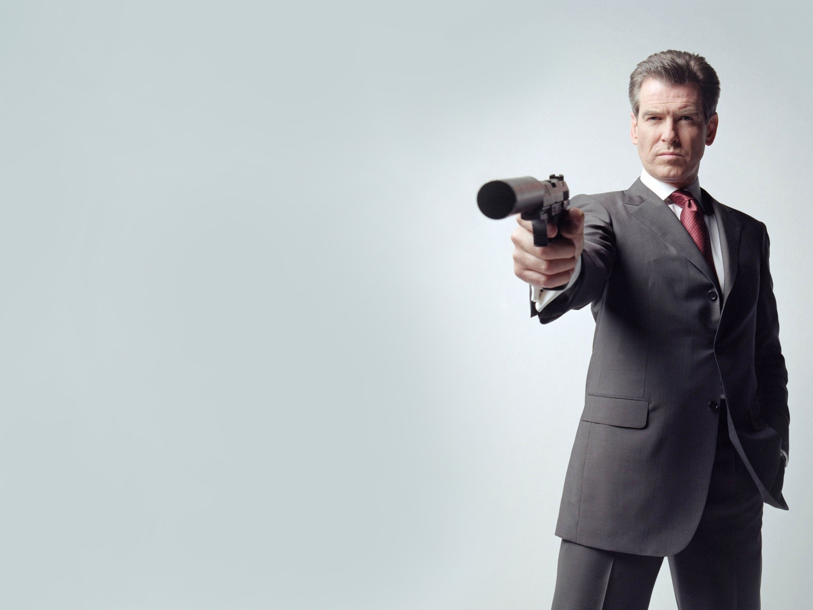 Пирс Борснан с пистолетом