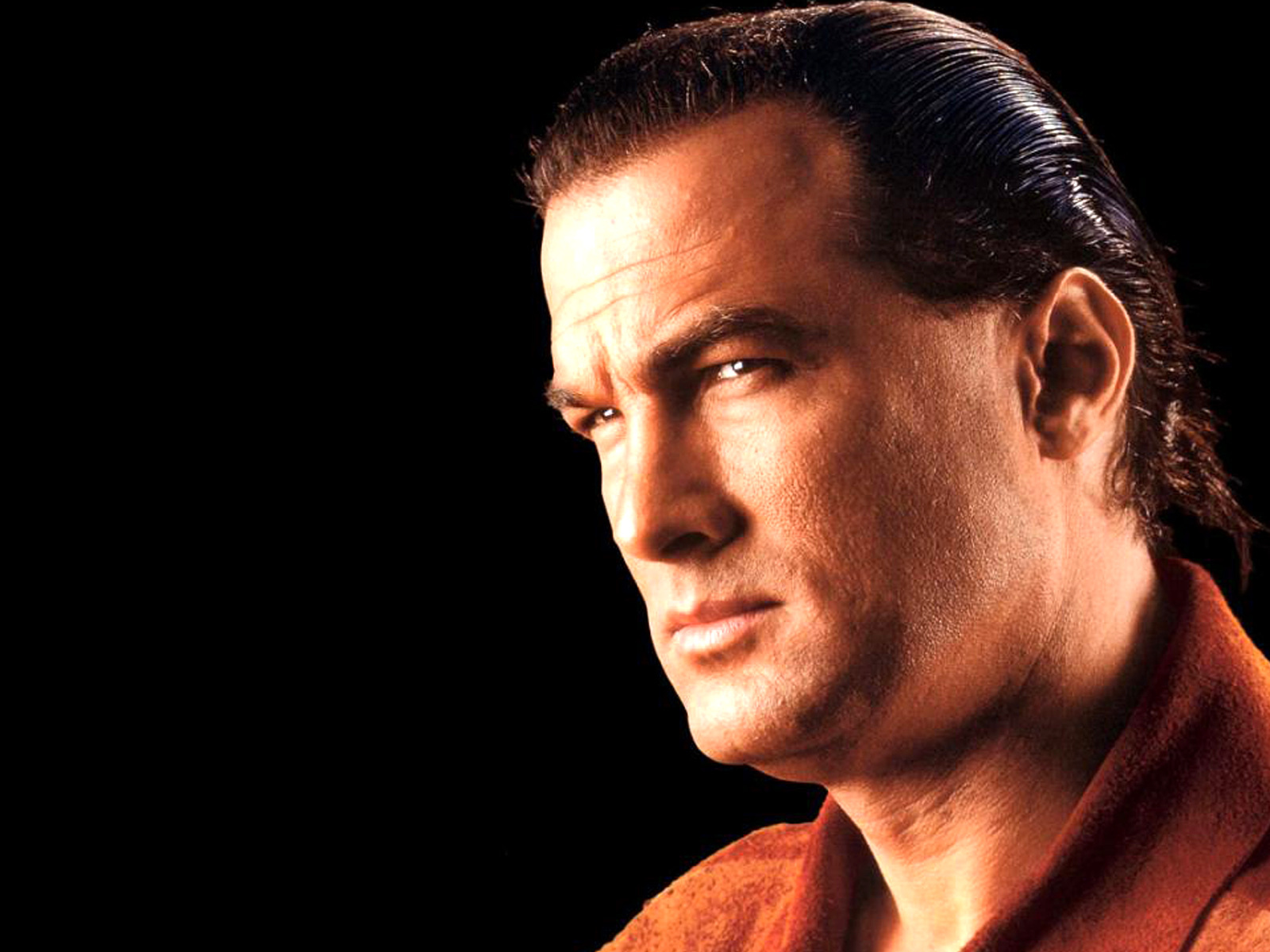 Стивен Сигал на темном фоне