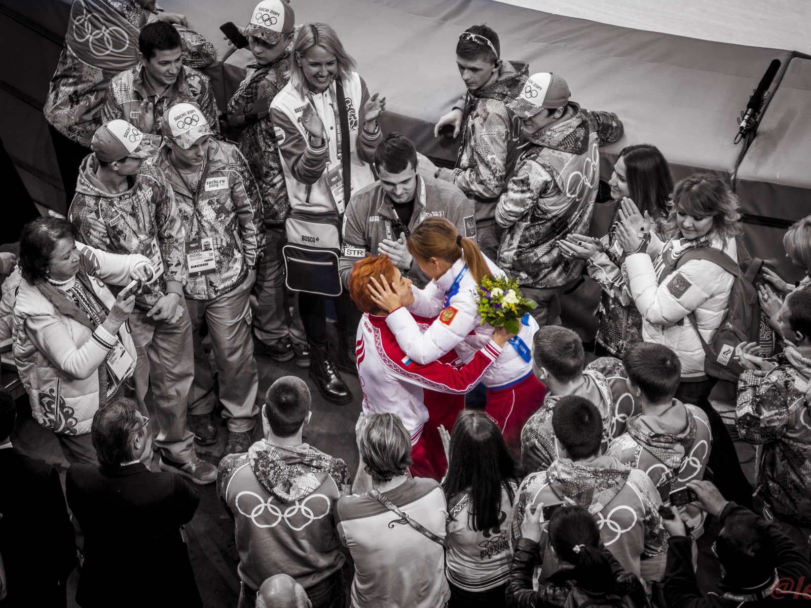 Команда приветствует  победителя Виктора Ана