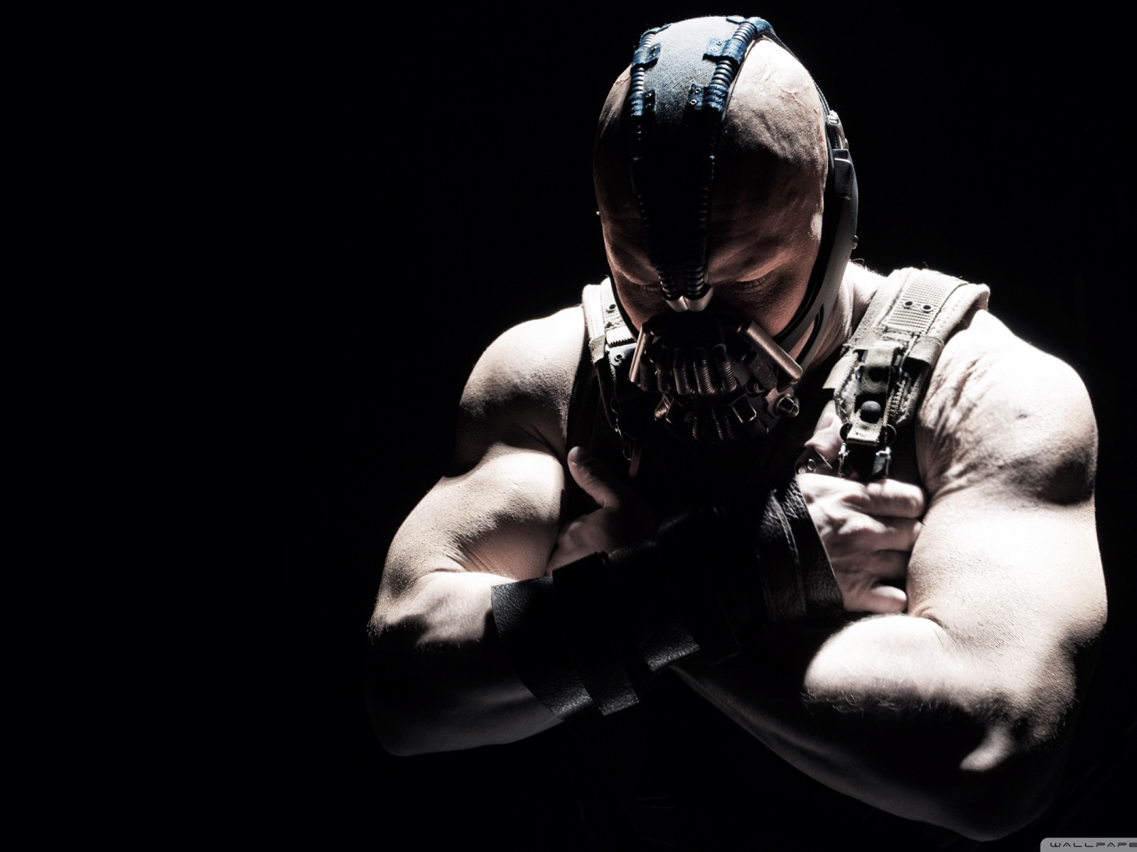 Том Харди в роли Бэйна