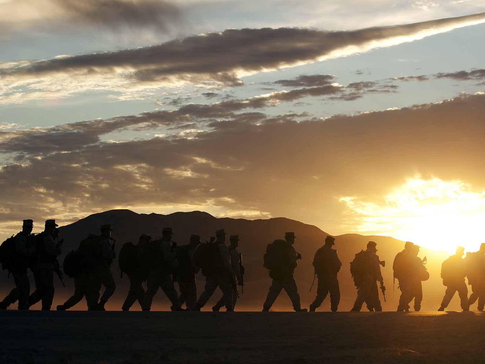 Солдаты идут на закате солнца