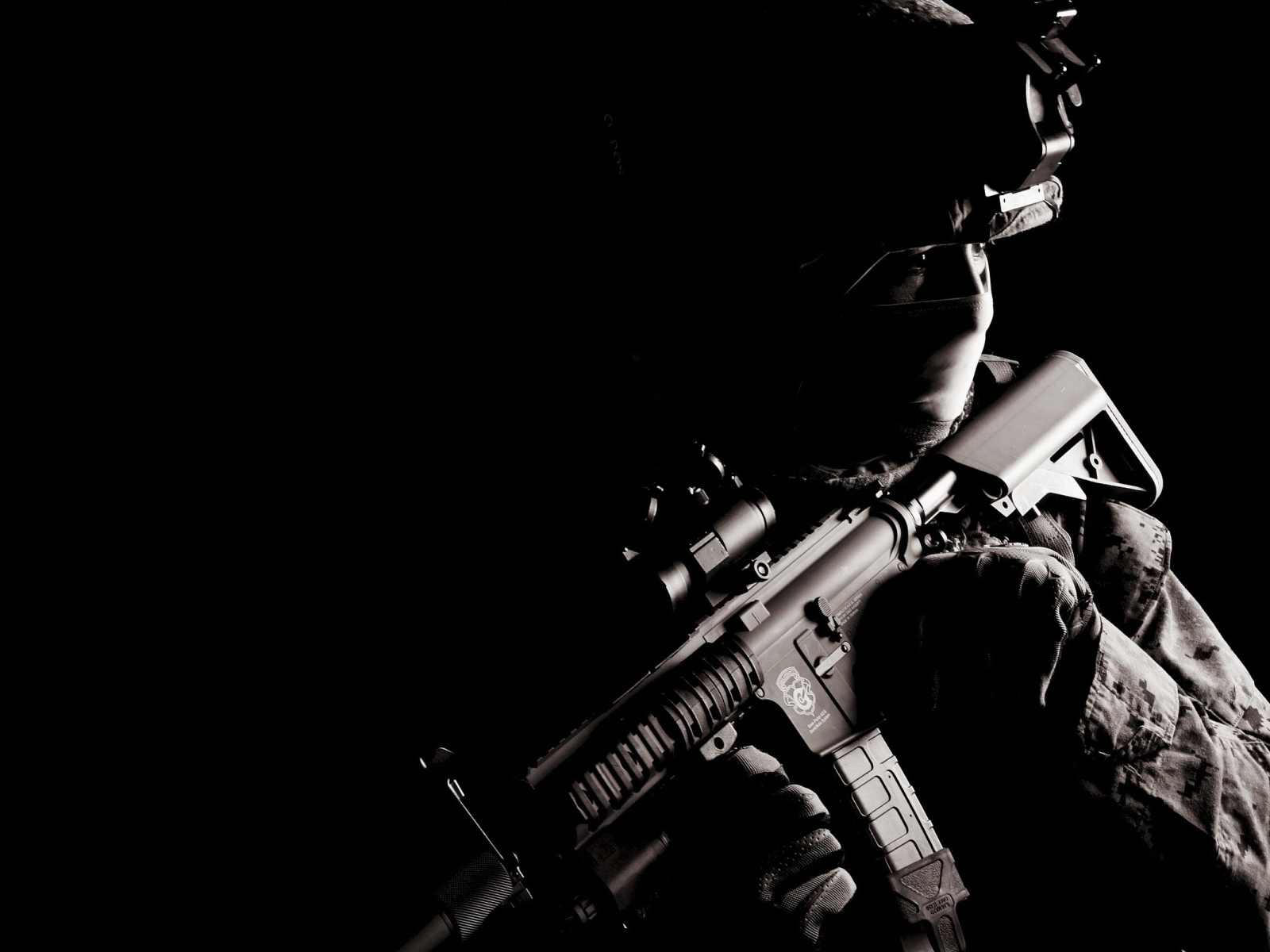 Солдат с оружием на черном фоне