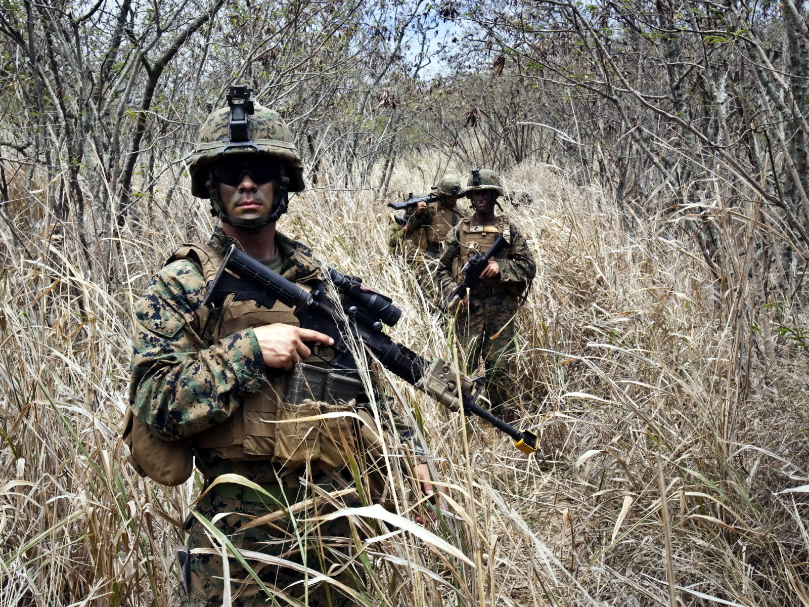 Солдаты с оружием на войне