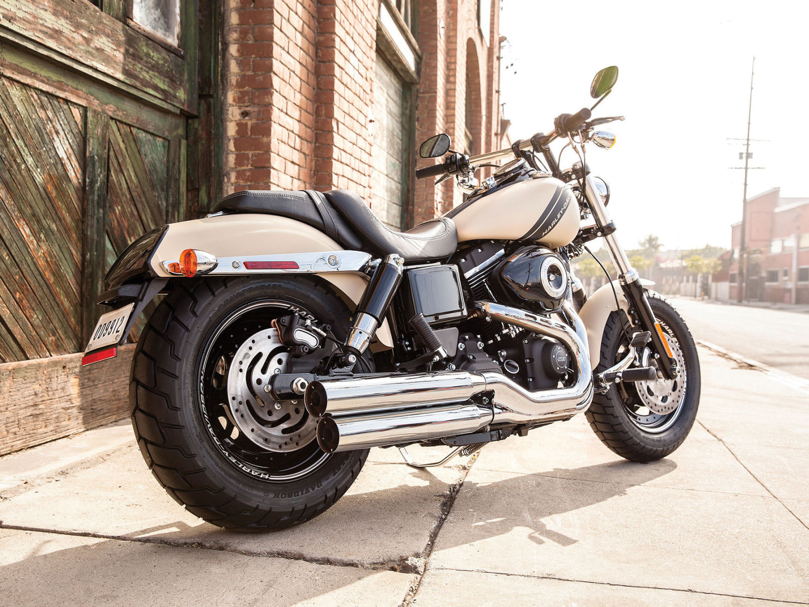 Красивый мотоцикл Harley-Davidson Dyna Fat Bob