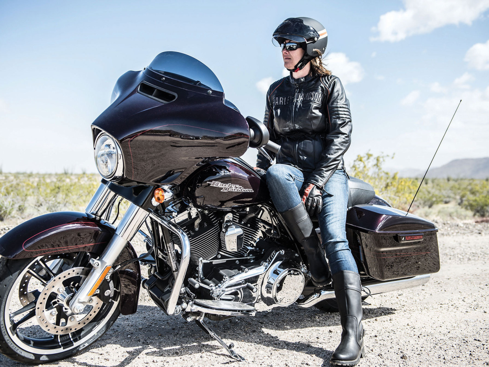 Красивый мотоцикл Harley-Davidson Street Glide