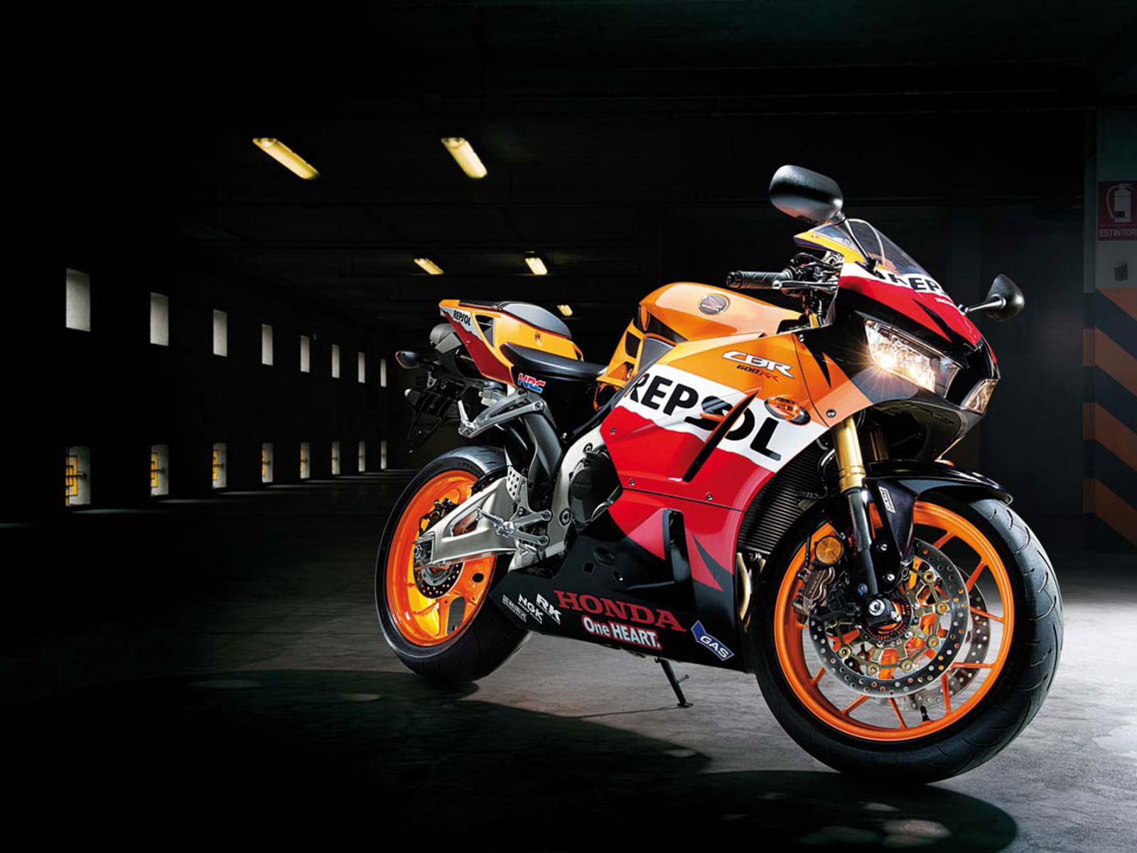 Красивый мотоцикл Honda CBR 600 RR