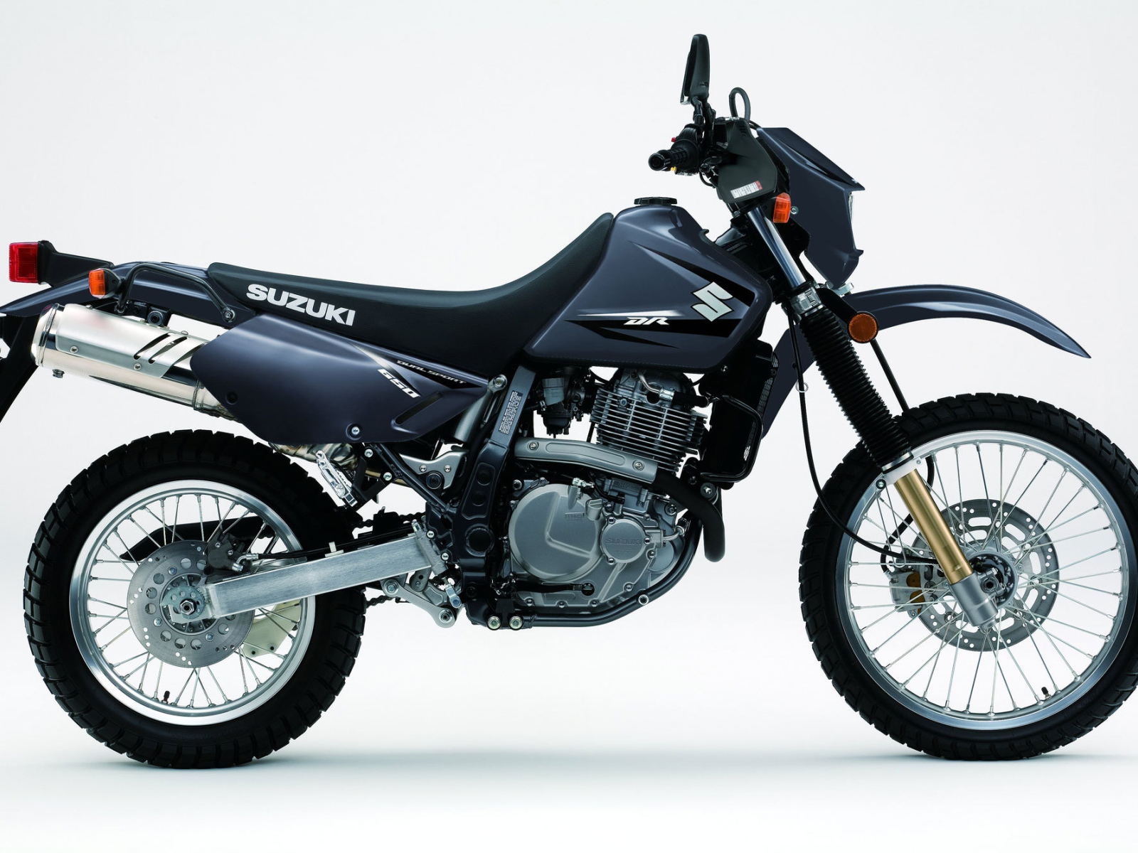 Красивый мотоцикл Suzuki DR 650 SE
