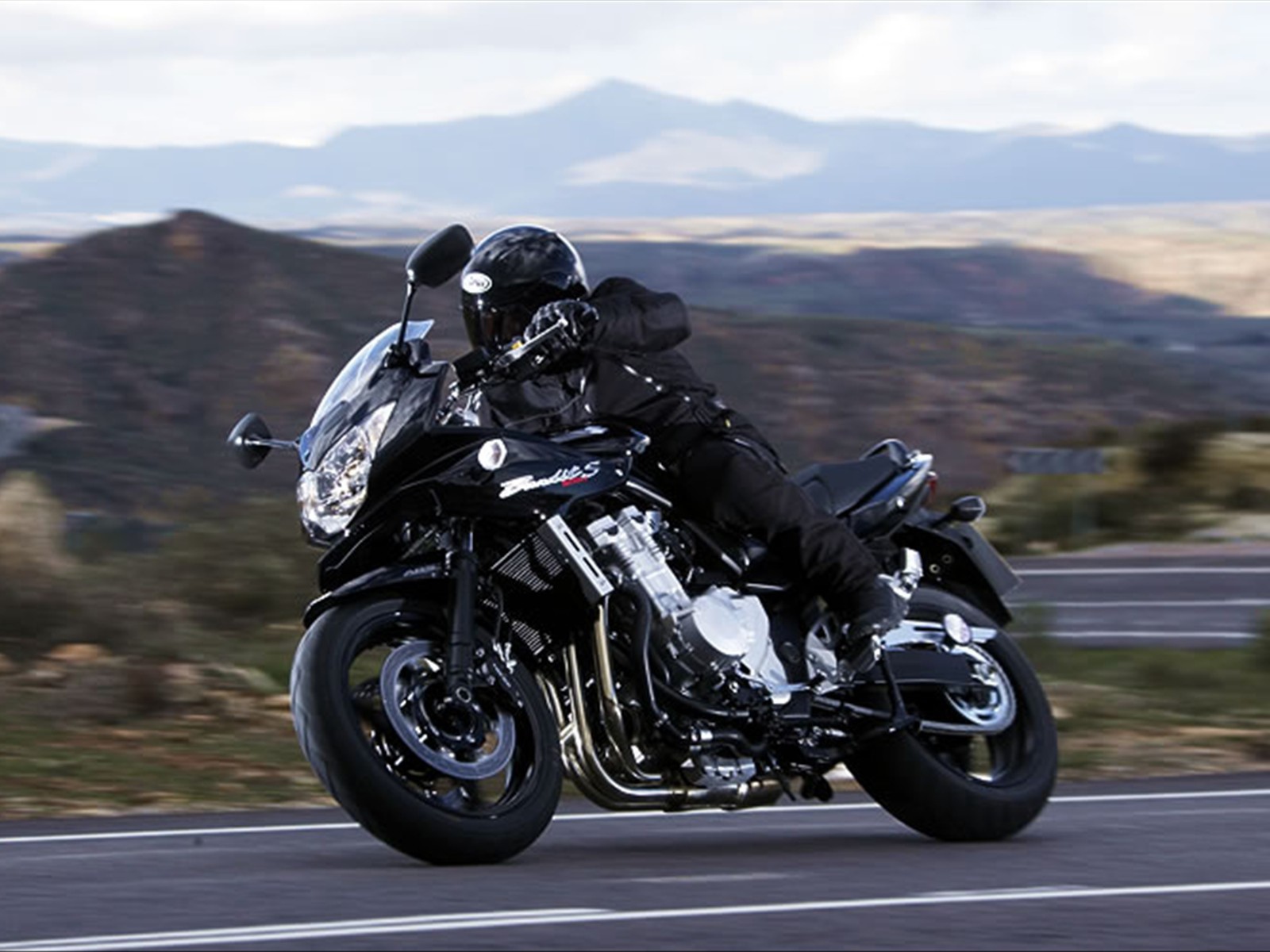 Красивый мотоцикл Suzuki  GSF 1250 S