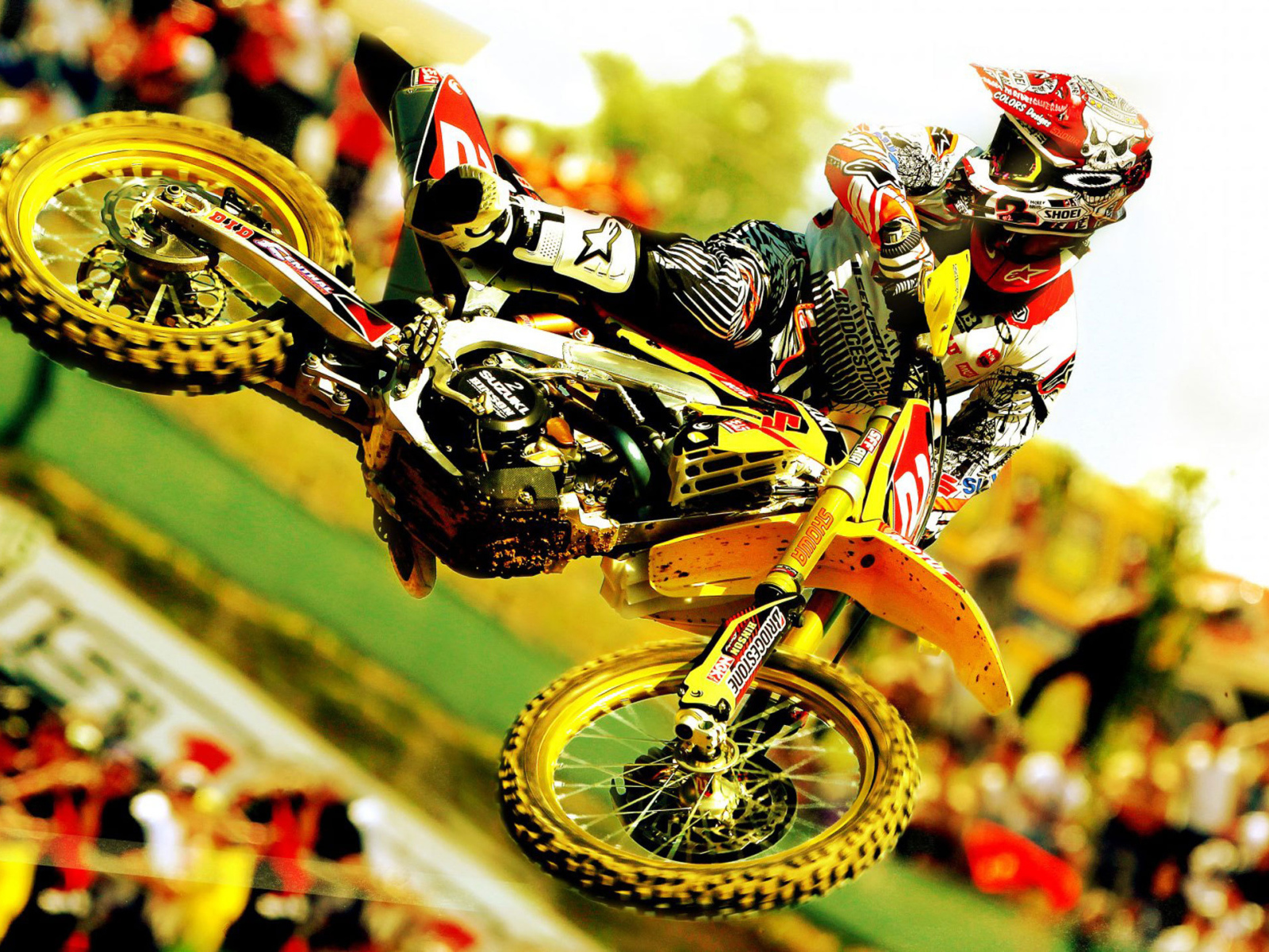 Красивый мотоцикл Suzuki RMX 450 Z