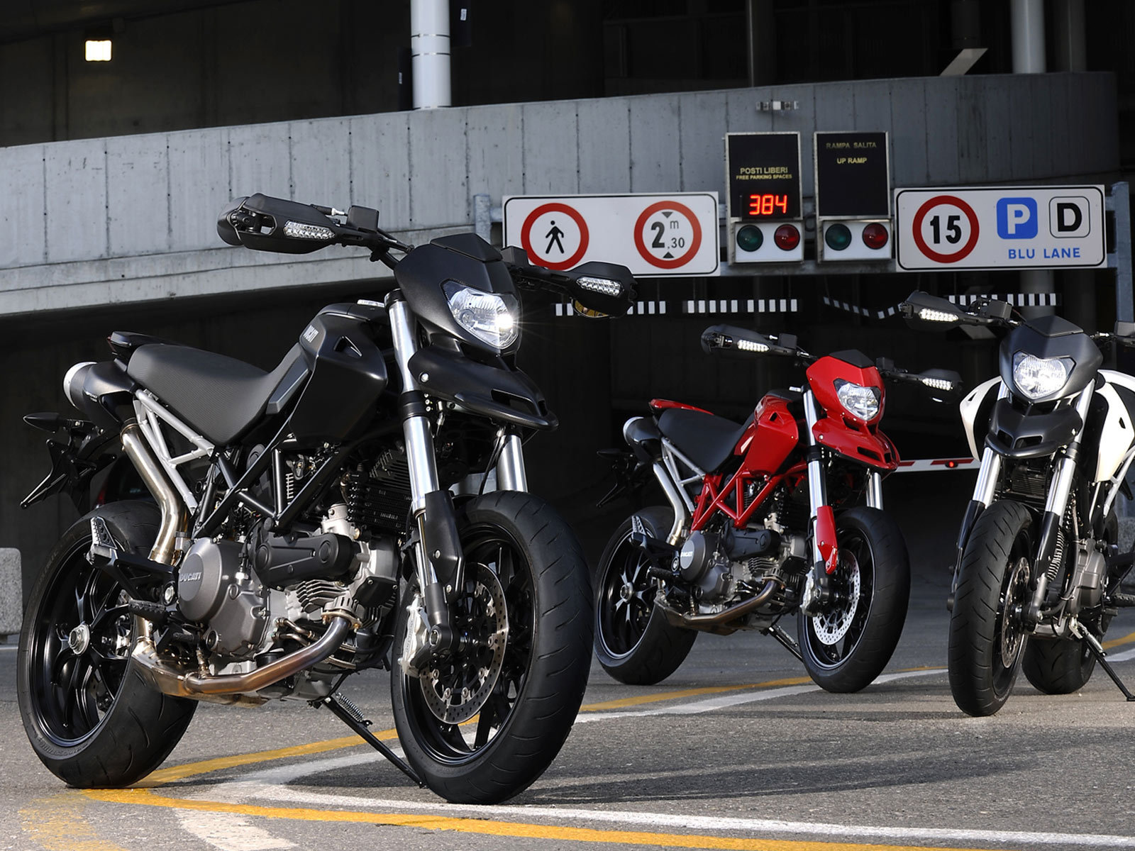 Красивый мотоцикл в москве Ducati Hyperstrada