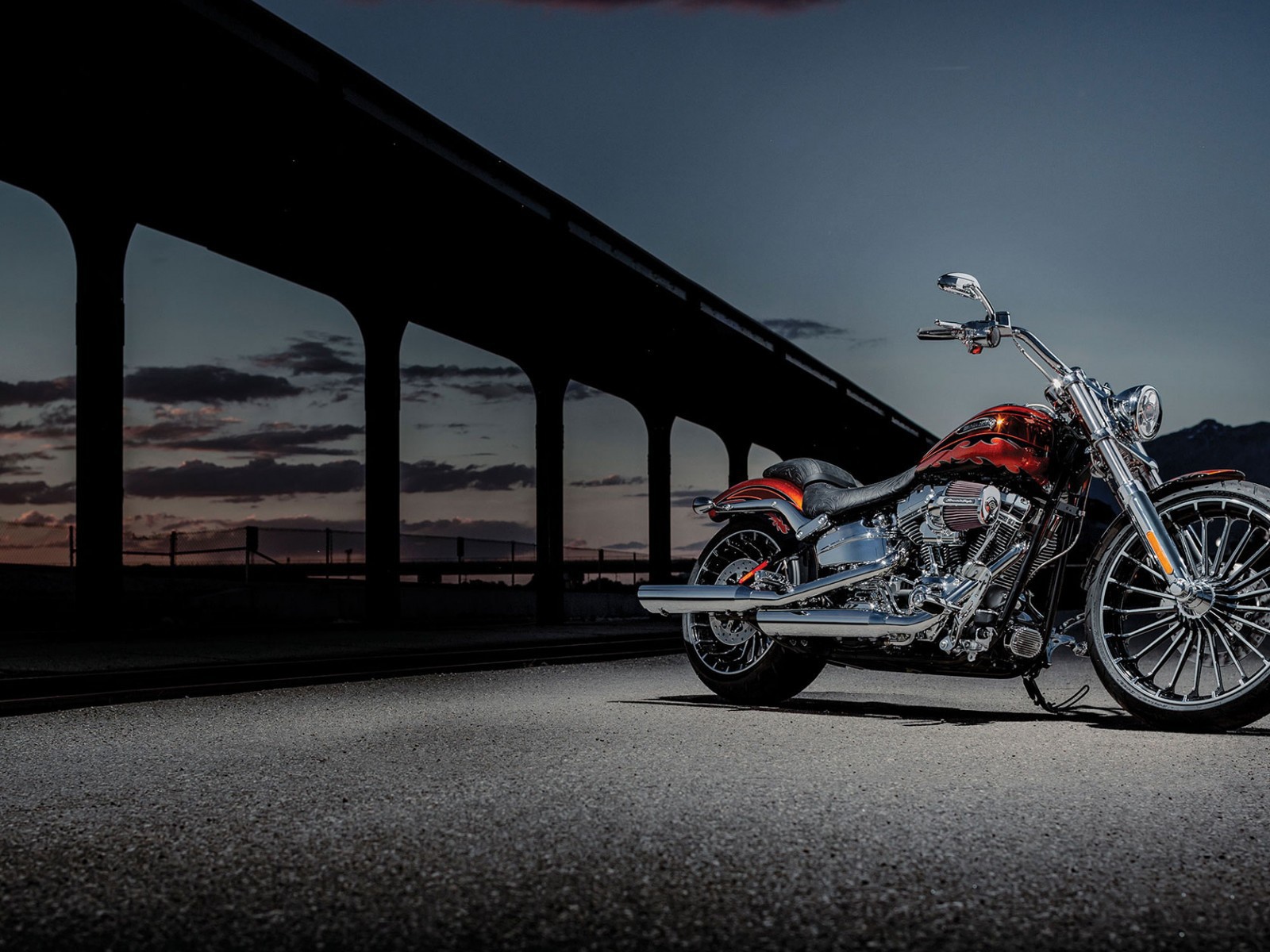 Красивый мотоцикл в москве Harley-Davidson CVO Breakout