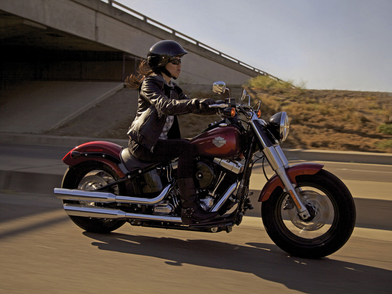 Красивый мотоцикл в москве Harley-Davidson Softail Blackline