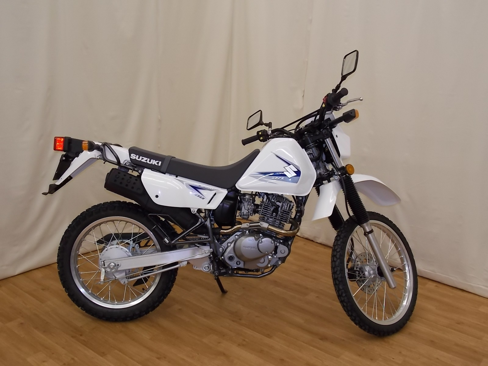 Красивый мотоцикл в москве Suzuki DR 200 SE