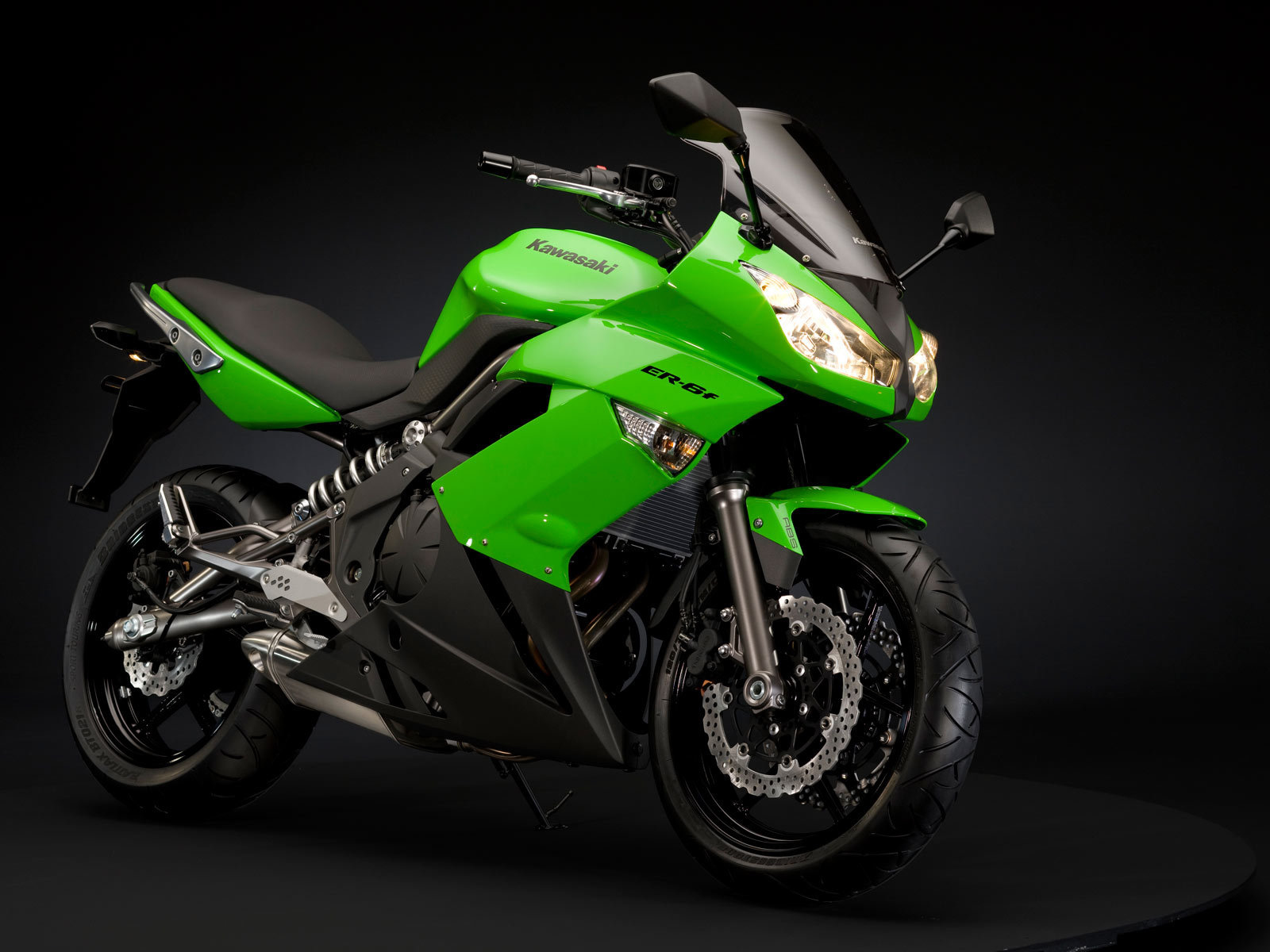 Мотоцикл модели Kawasaki ER-6f