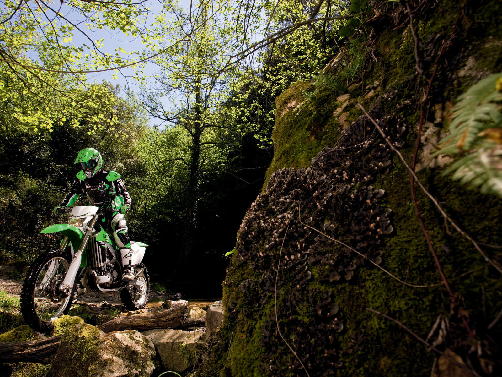 Мотоцикл модели Kawasaki KLX 450 R