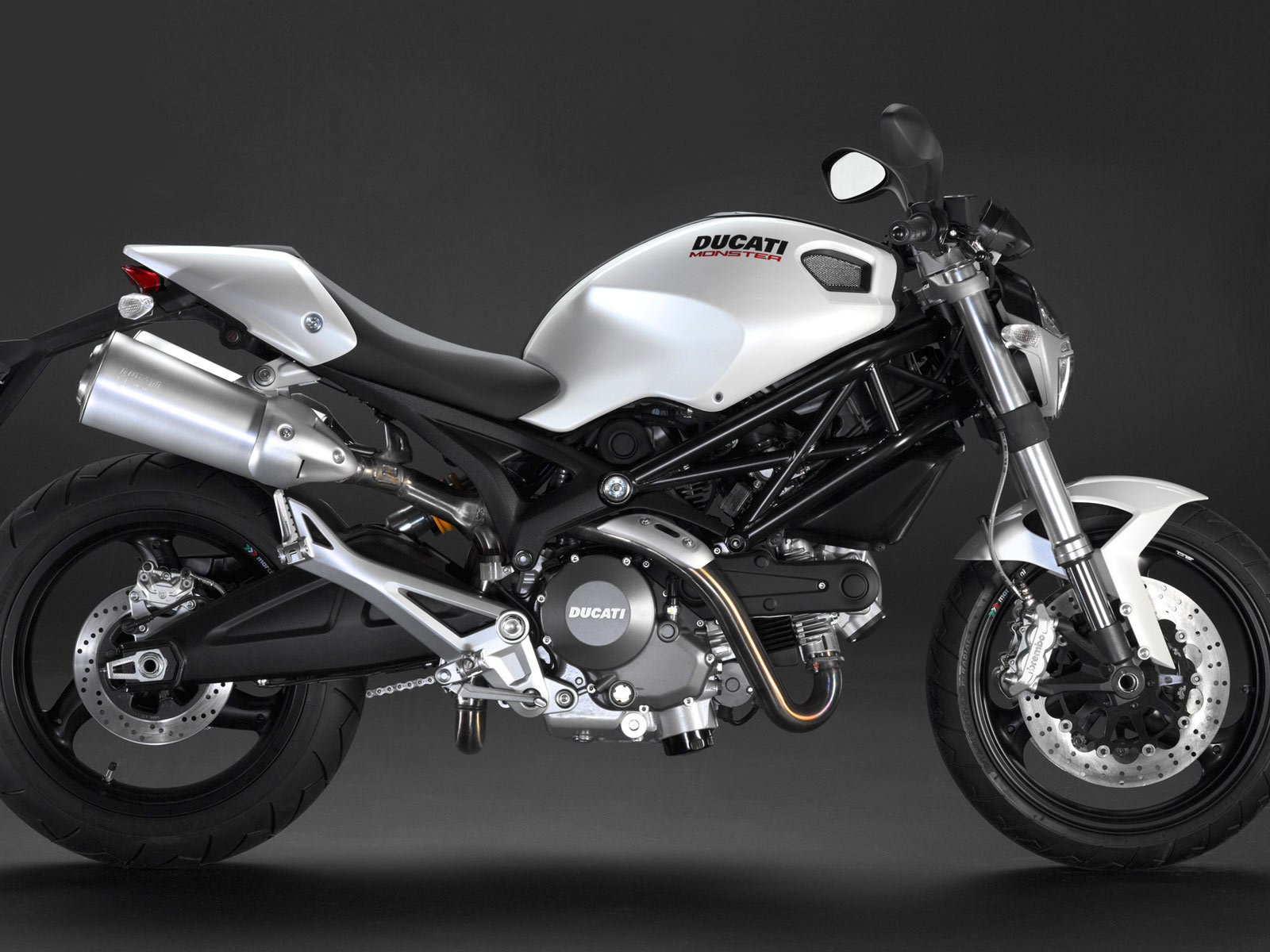 Быстрый мотоцикл Ducati Monster 1200