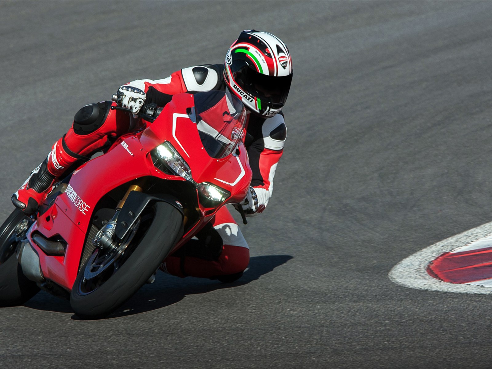 Быстрый мотоцикл Ducati Superbike 1199 Panigale