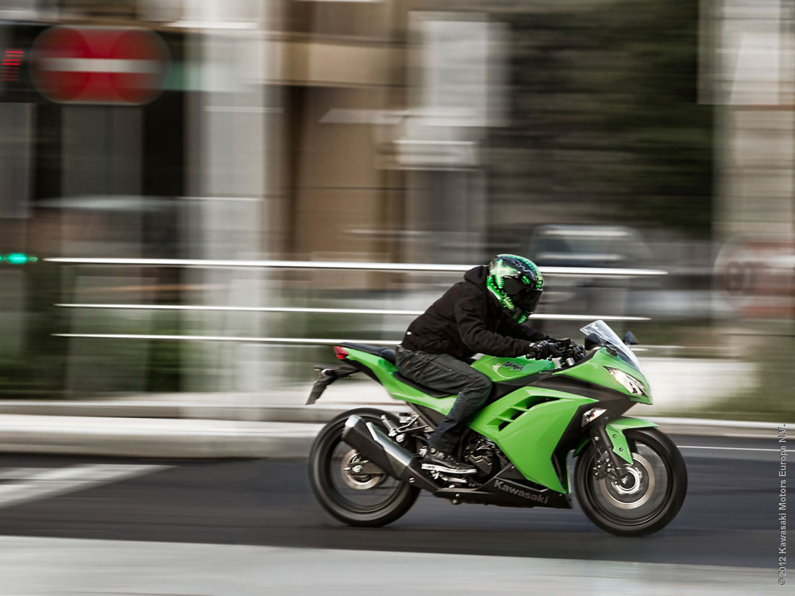 Быстрый мотоцикл Kawasaki Ninja 300