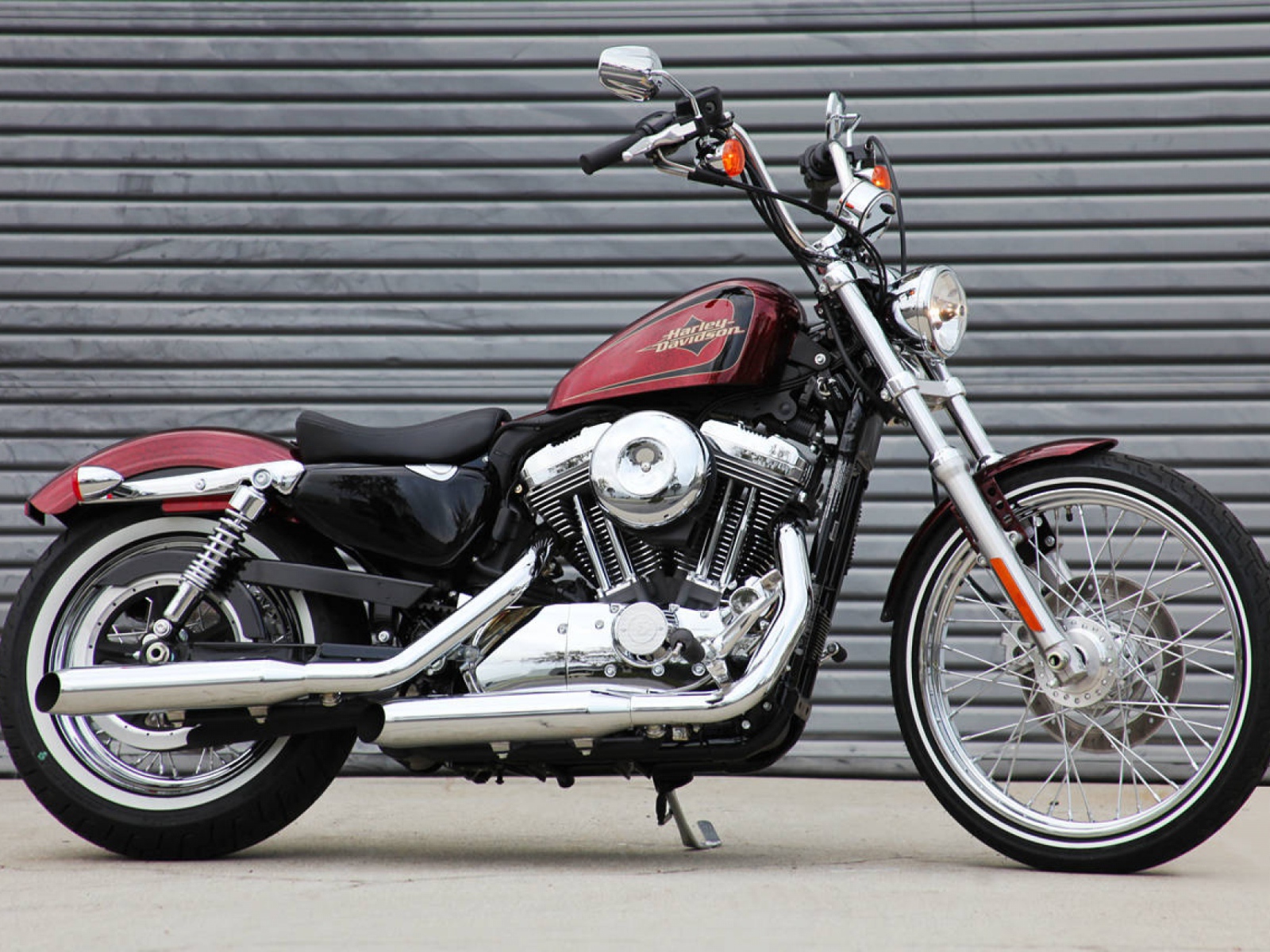 Быстрый мотоцикл Harley-Davidson XL 1200V Sportster Seventy-Two