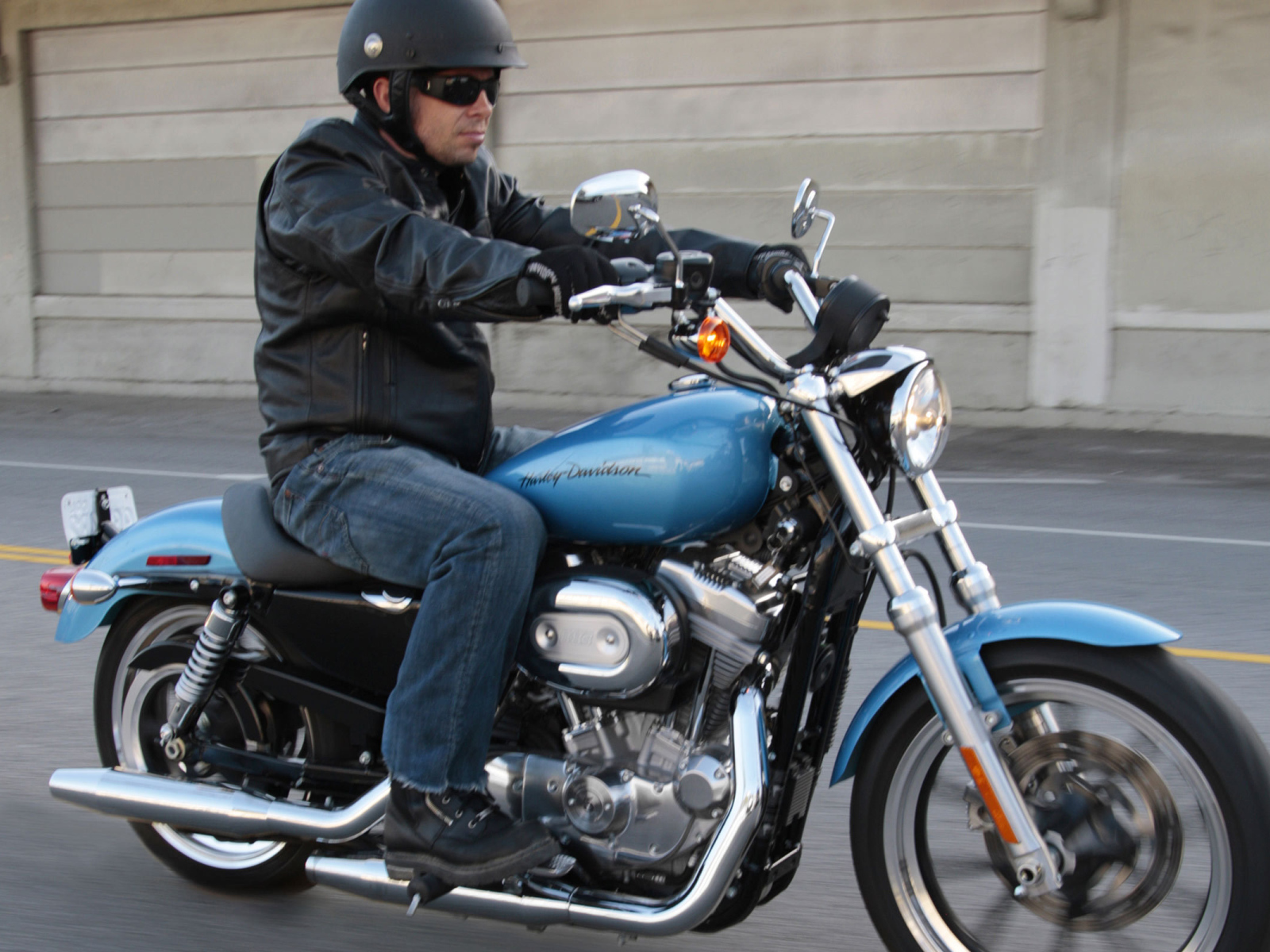 Быстрый мотоцикл Harley-Davidson XL 883L Sportster