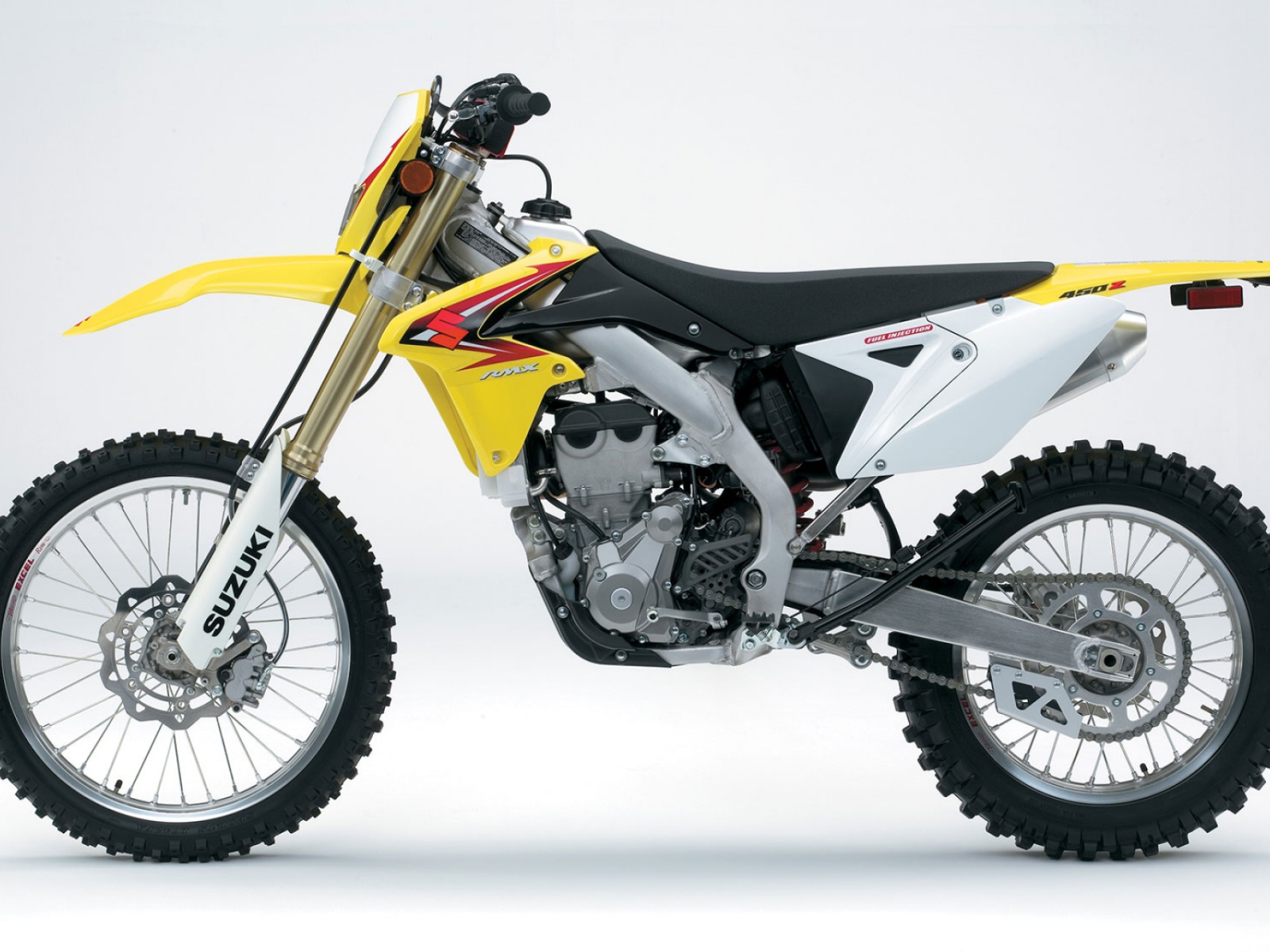Быстрый мотоцикл Suzuki RMX 450 Z
