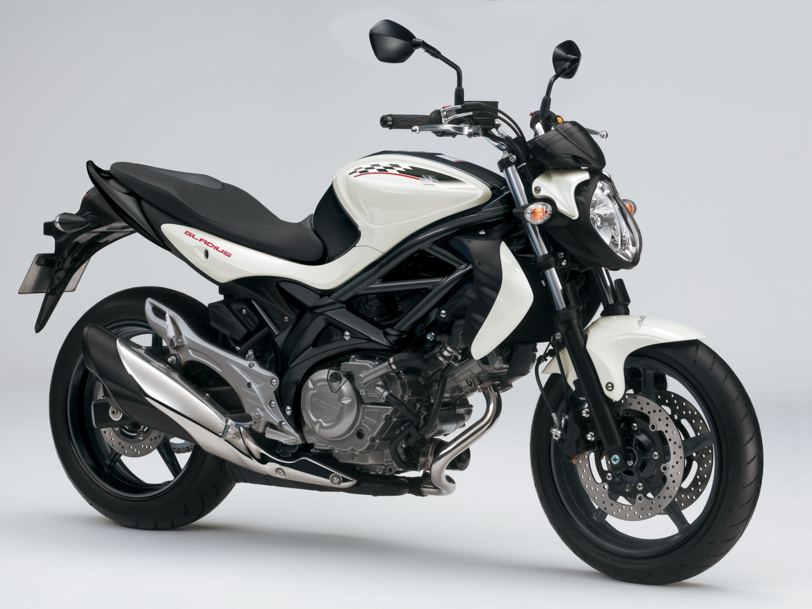 Быстрый мотоцикл Suzuki SFV 650