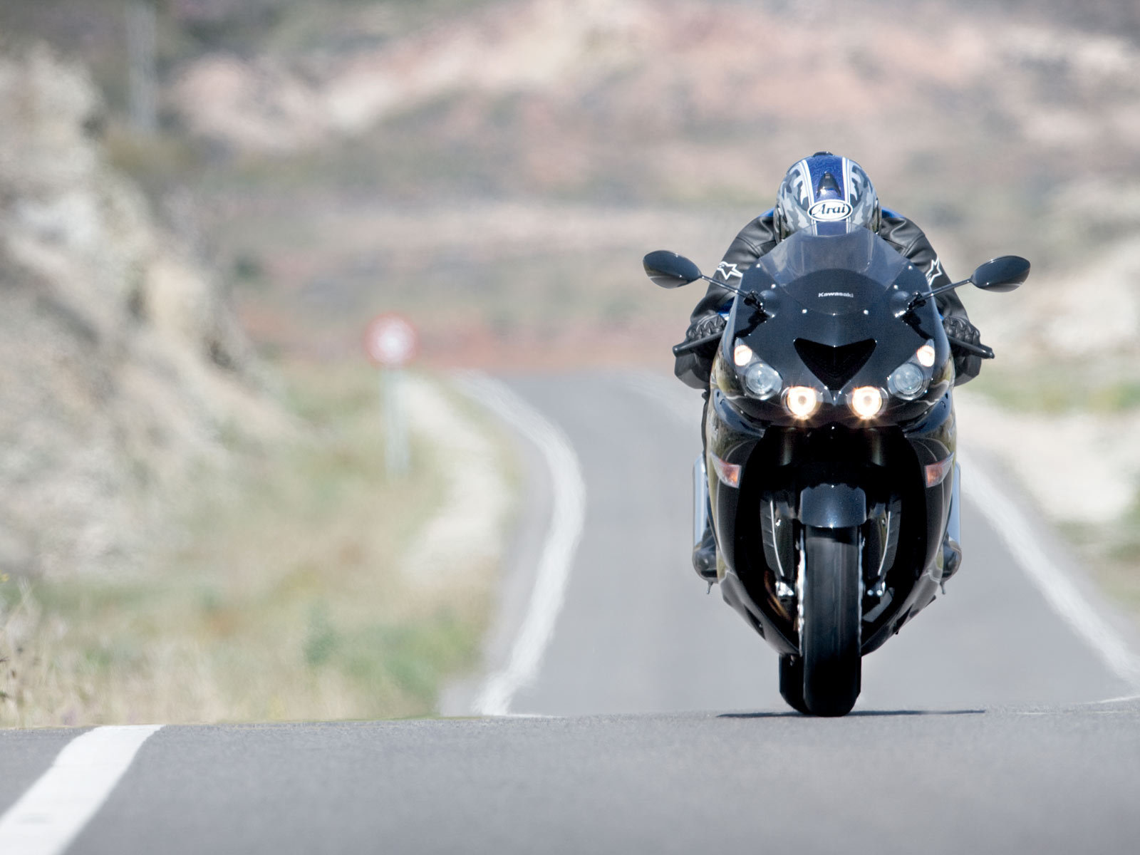 Быстрый мотоцикл Kawasaki ZZR 1400