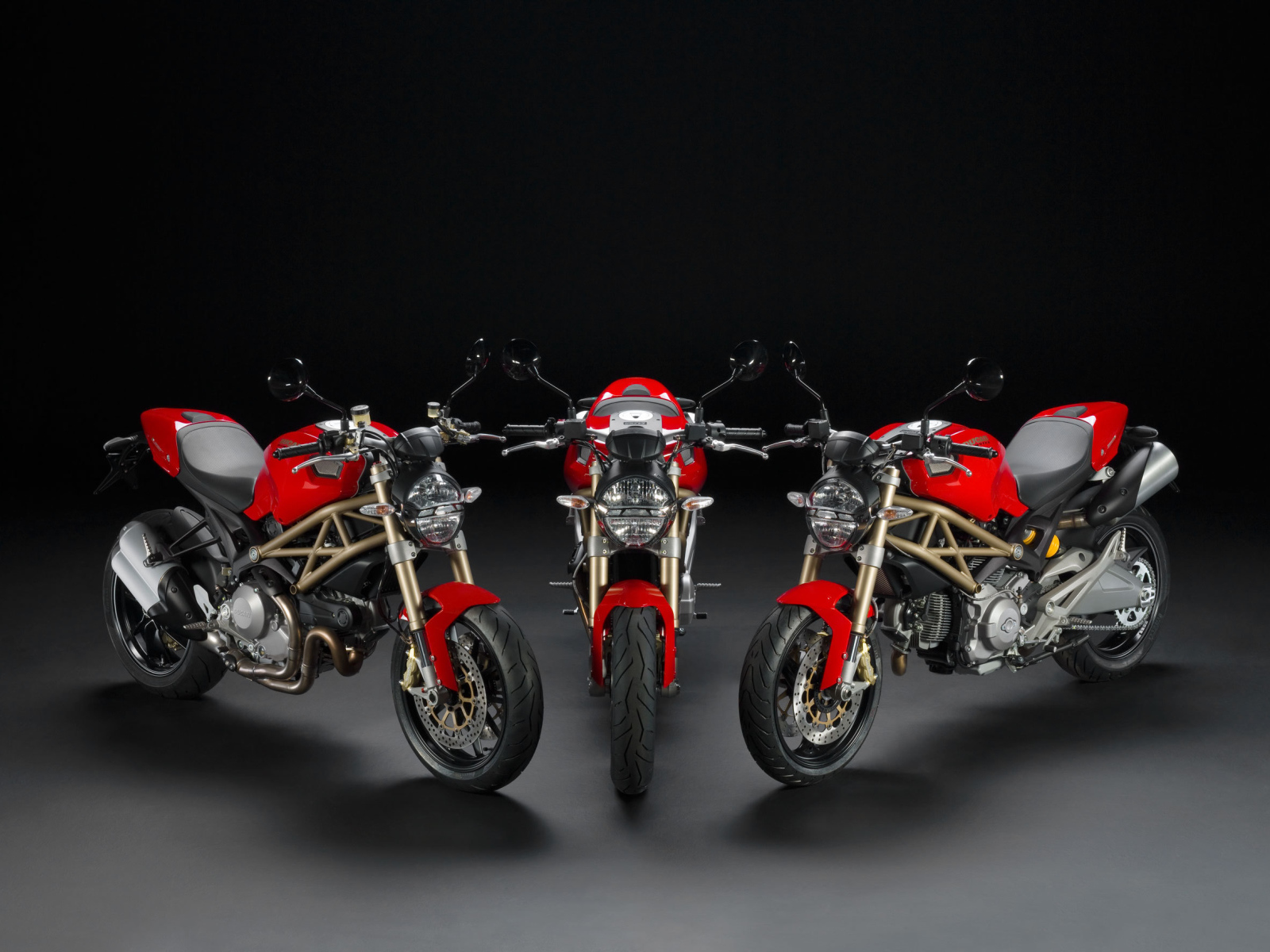 Новый мотоцикл на дороге Ducati Monster Diesel
