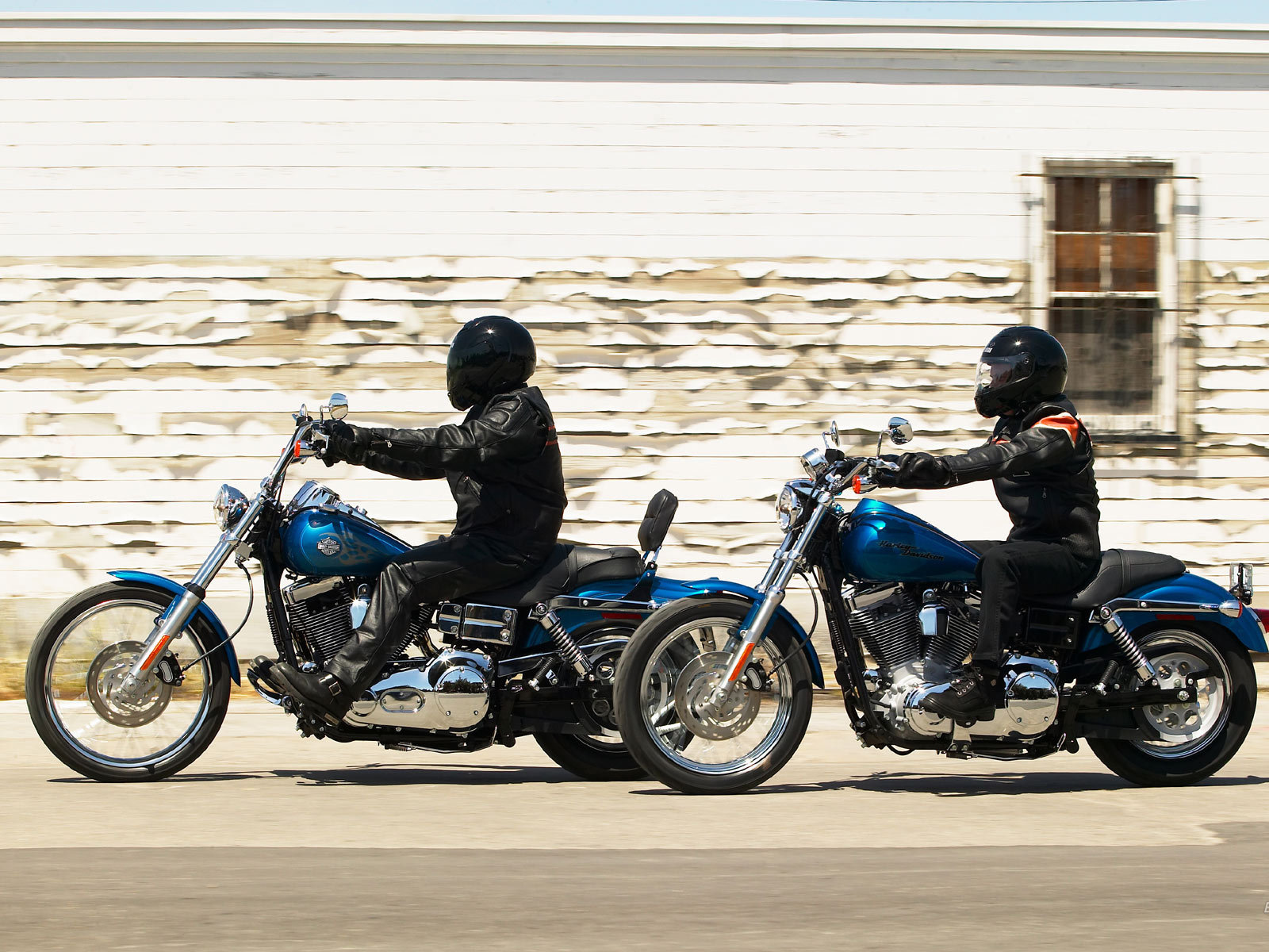 Новый мотоцикл на дороге Harley-Davidson Dyna Super Glide Custom