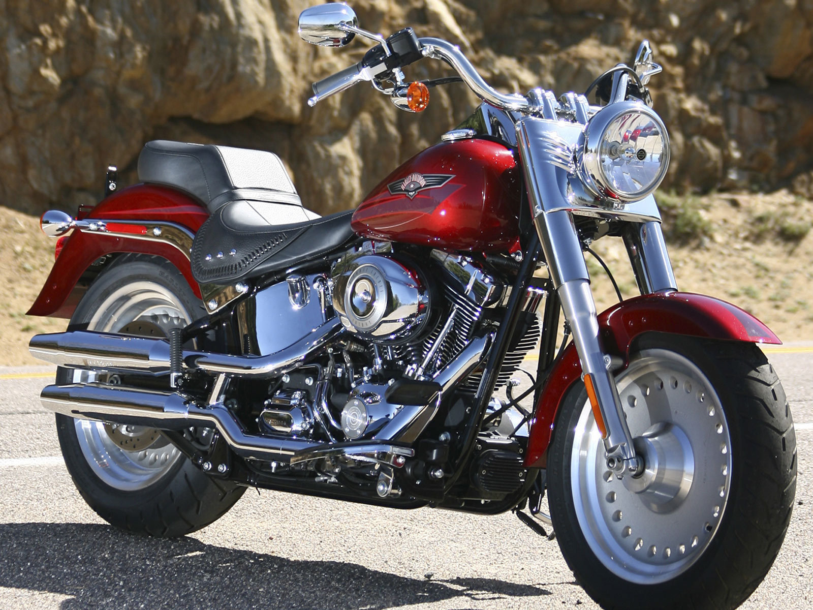 Новый мотоцикл на дороге Harley-Davidson Fat Boy