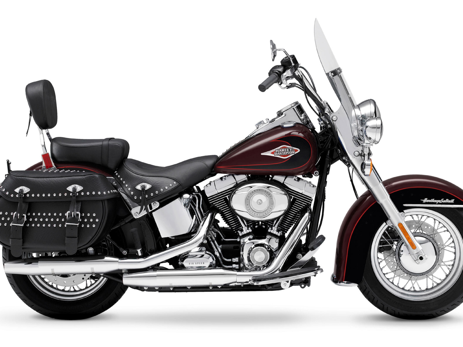 Новый мотоцикл на дороге Harley-Davidson Heritage Softail
