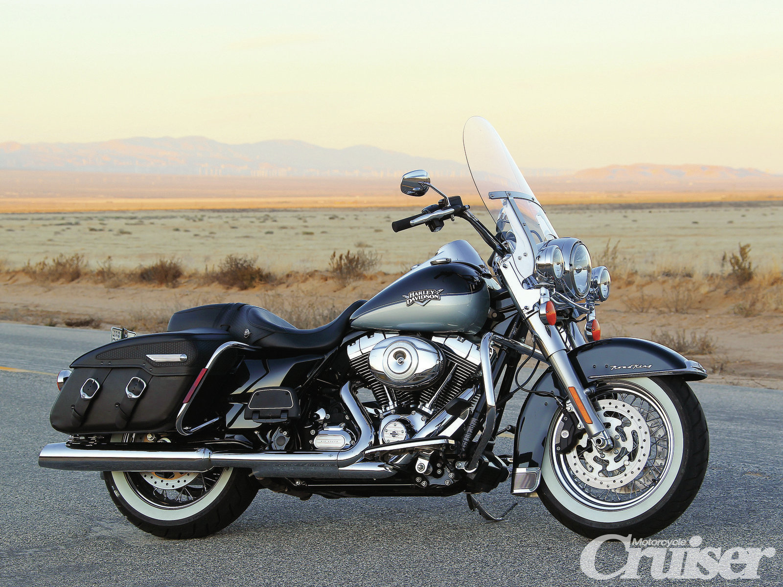 Новый мотоцикл на дороге Harley-Davidson Road King Anniversary Edition