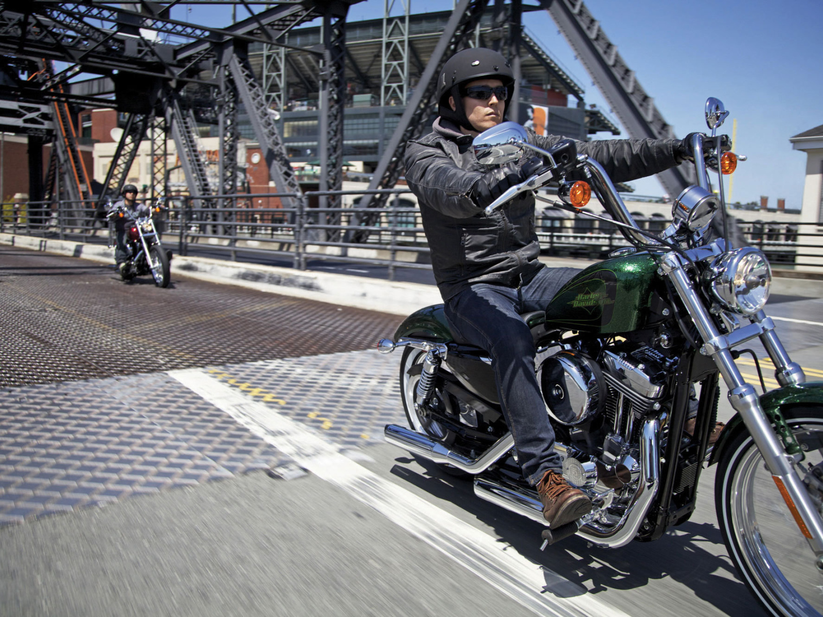 Новый мотоцикл на дороге Harley-Davidson XL 1200V Sportster Seventy-Two