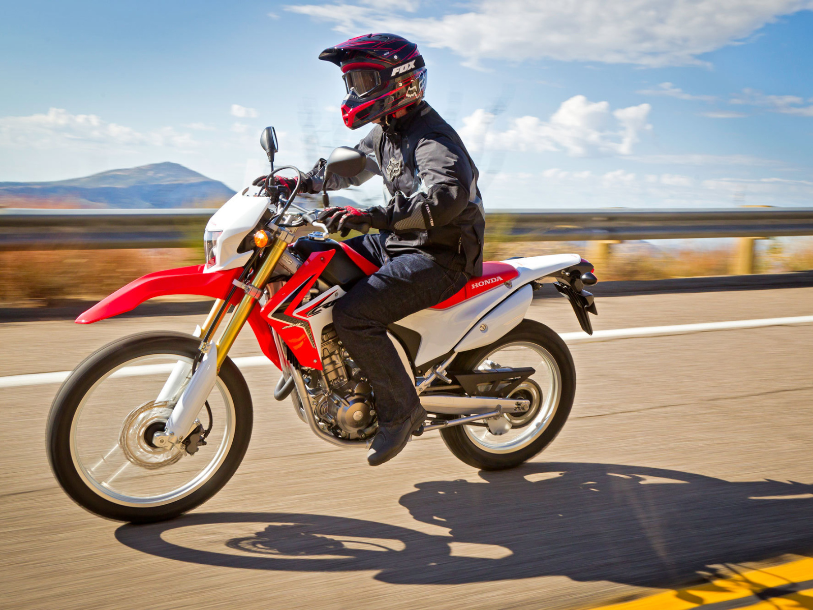 Новый мотоцикл на дороге Honda CRF 250 L