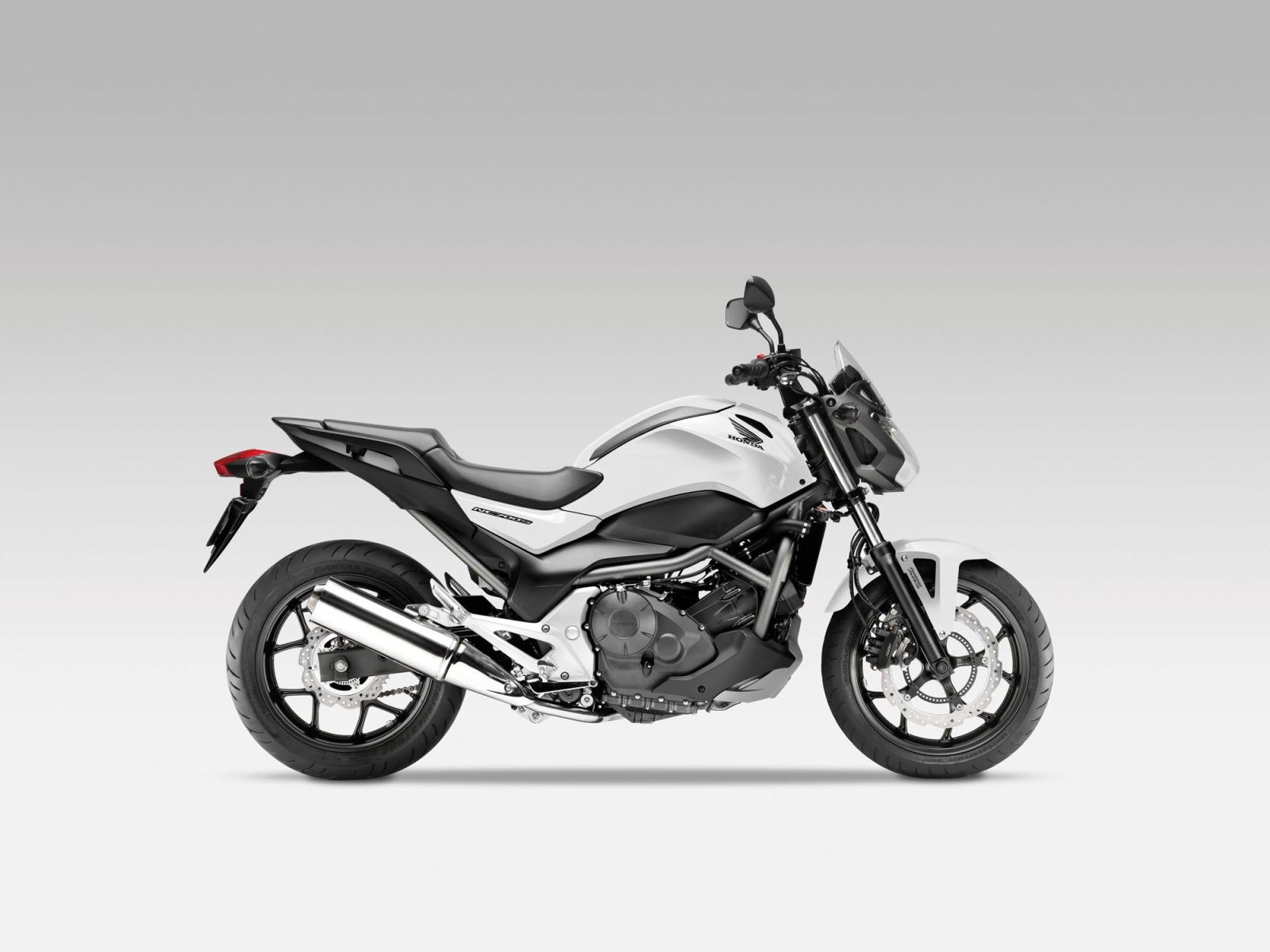 Новый мотоцикл на дороге Honda NC 700 S
