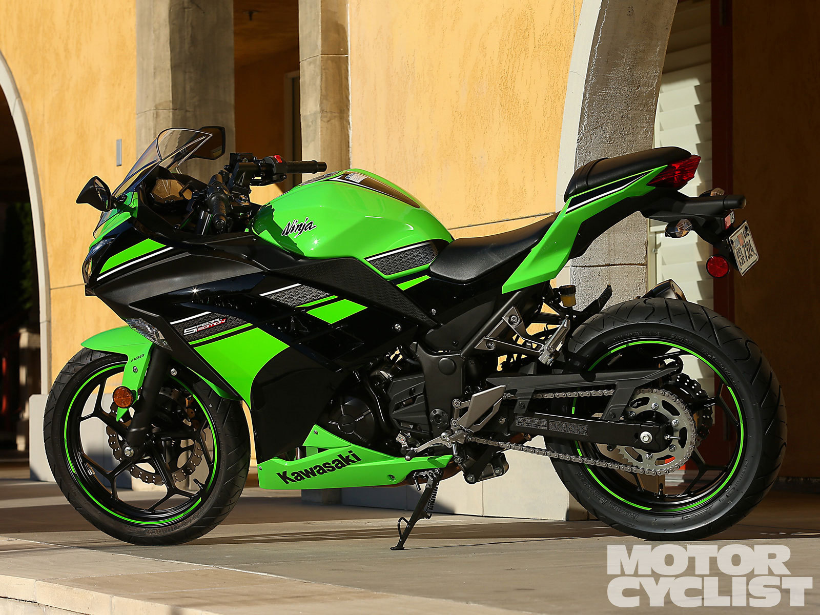 Новый мотоцикл на дороге Kawasaki Ninja 300