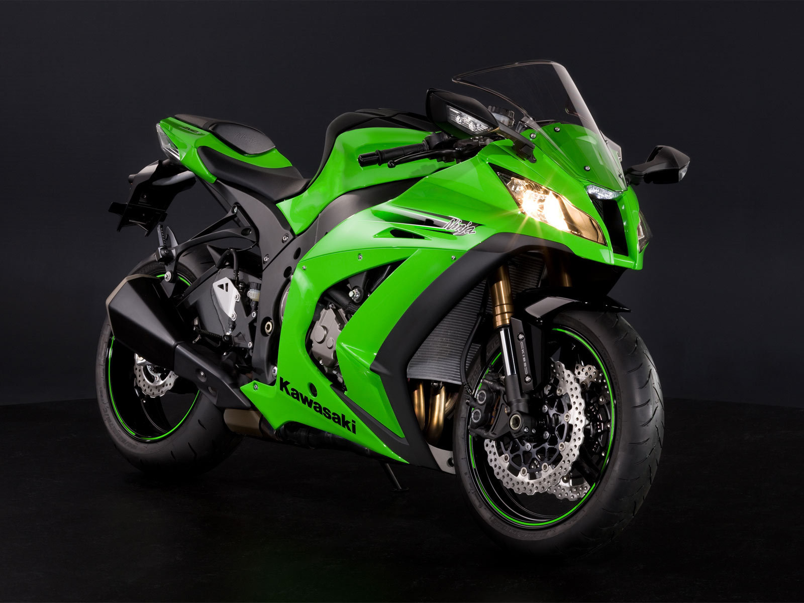 Новый мотоцикл на дороге Kawasaki Ninja ZX-10R