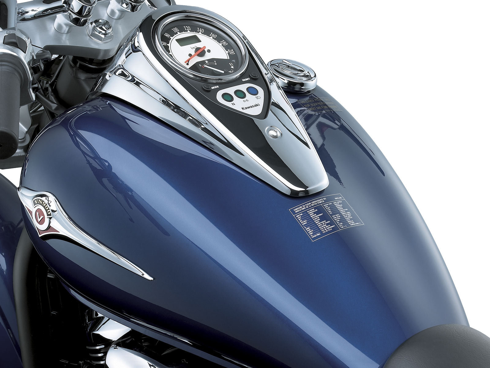 Новый мотоцикл на дороге Kawasaki VN 900 Classic