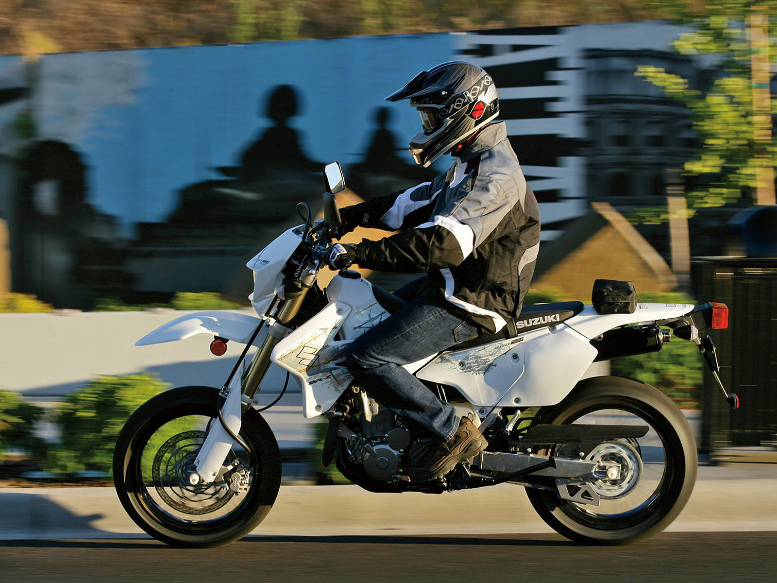 Новый мотоцикл на дороге Suzuki  DR-Z400 S