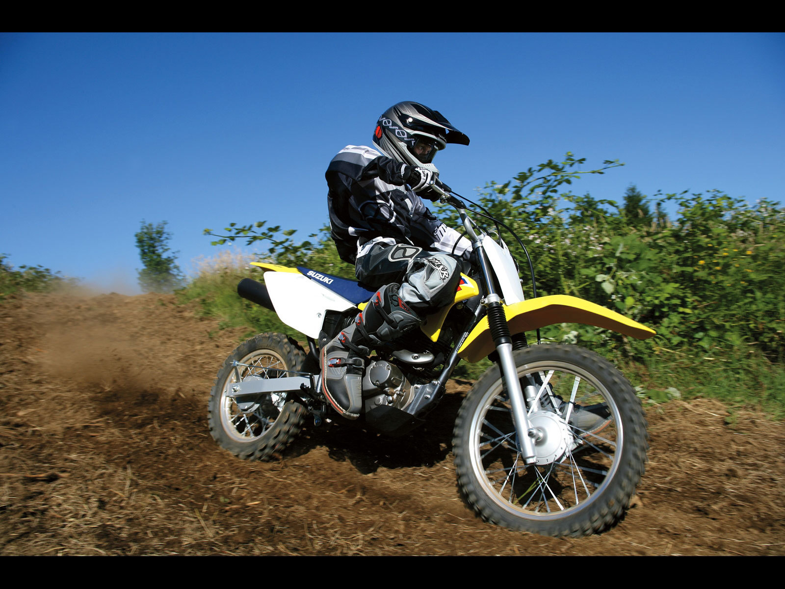 Новый мотоцикл на дороге Suzuki  DR-Z 125