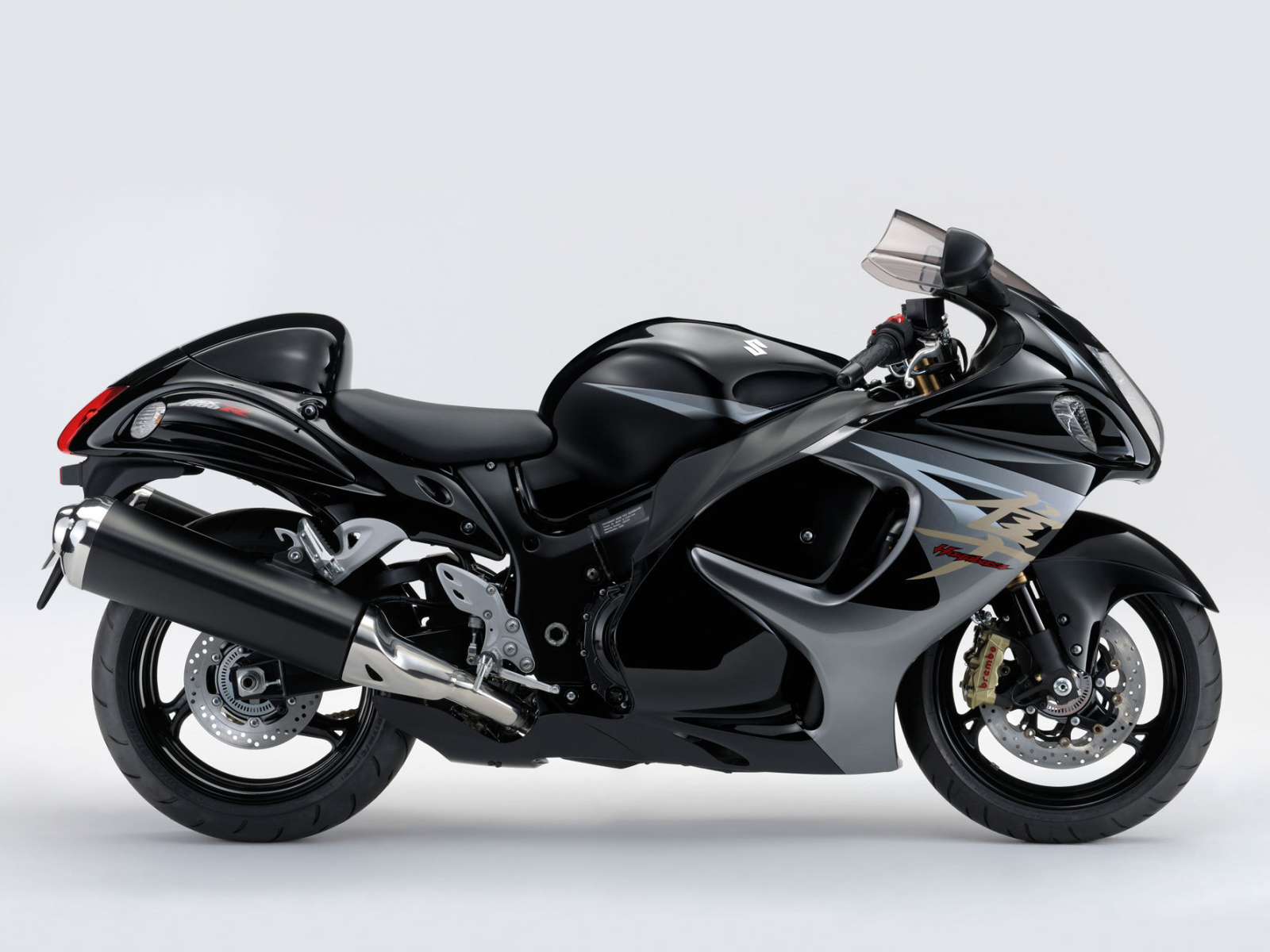 Новый мотоцикл на дороге Suzuki  GSX 1300 R
