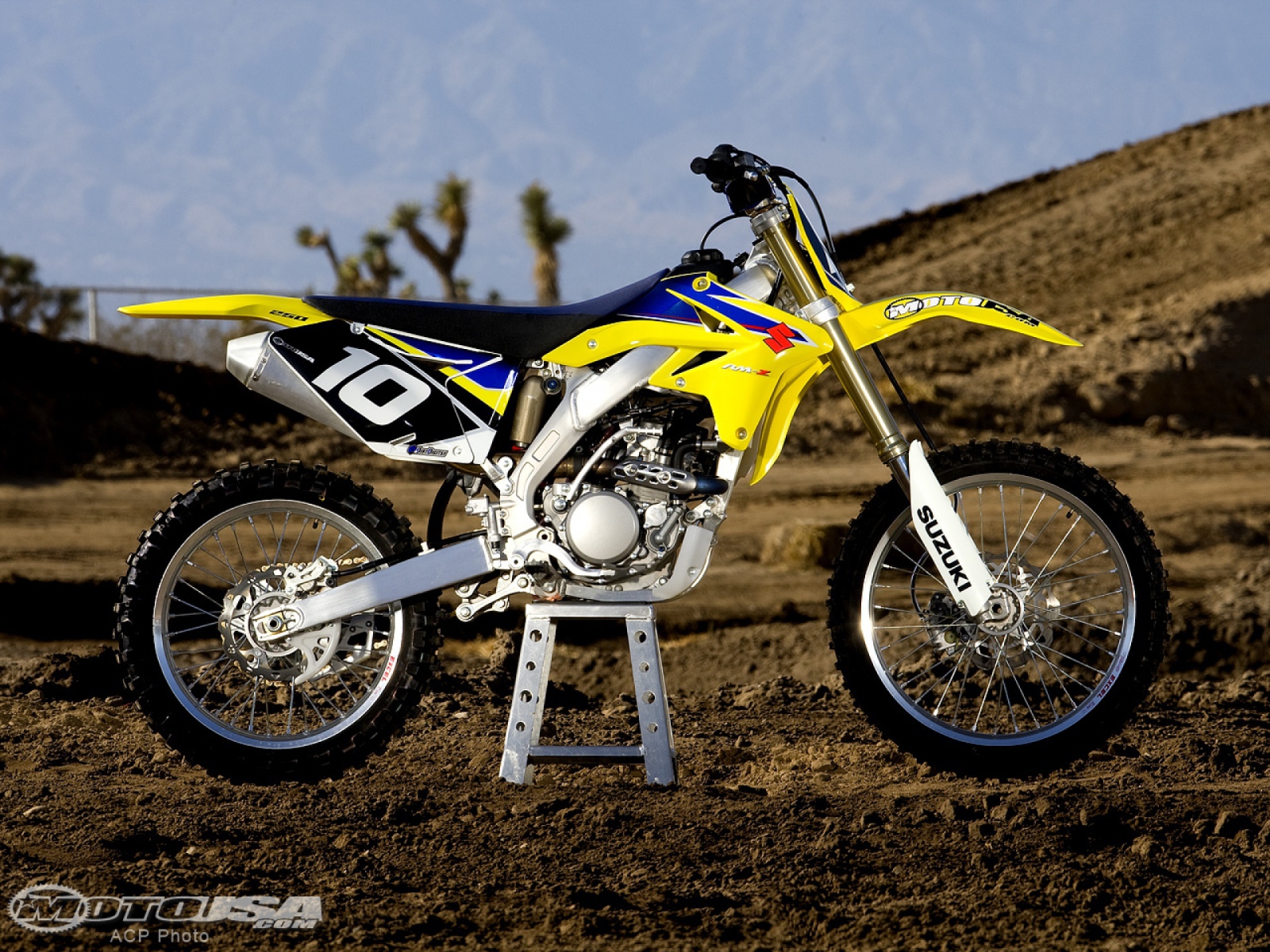 Новый мотоцикл на дороге Suzuki RM-Z 250
