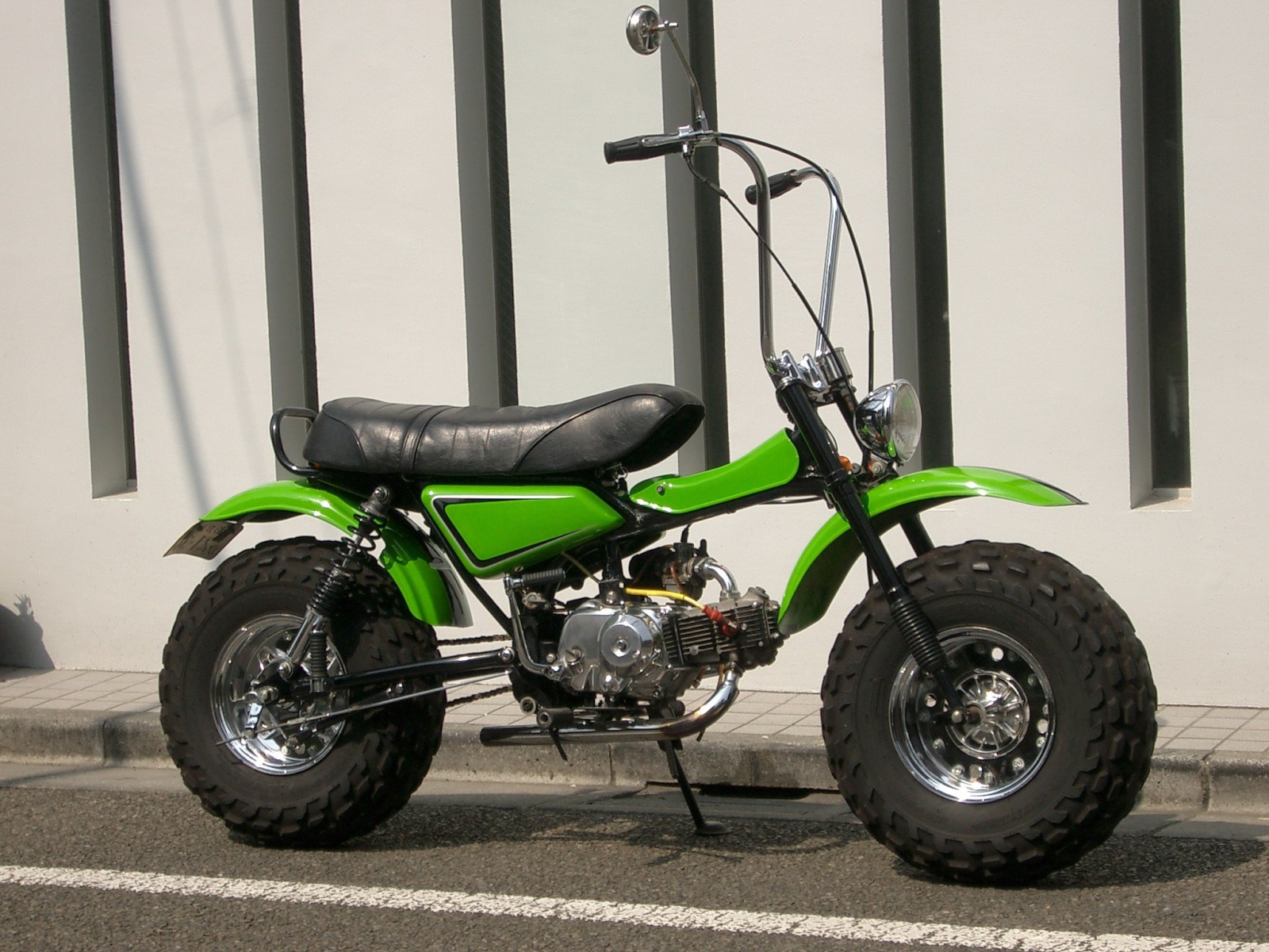 Новый мотоцикл на дороге Suzuki RV 125