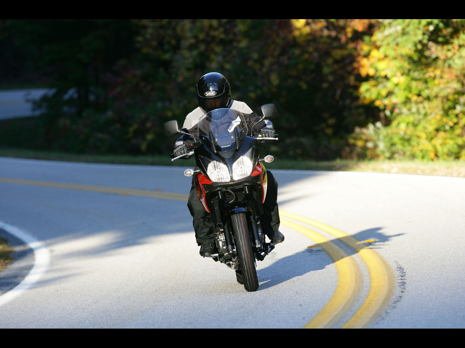 Новый мотоцикл на дороге Suzuki V-Storm 650 ABS