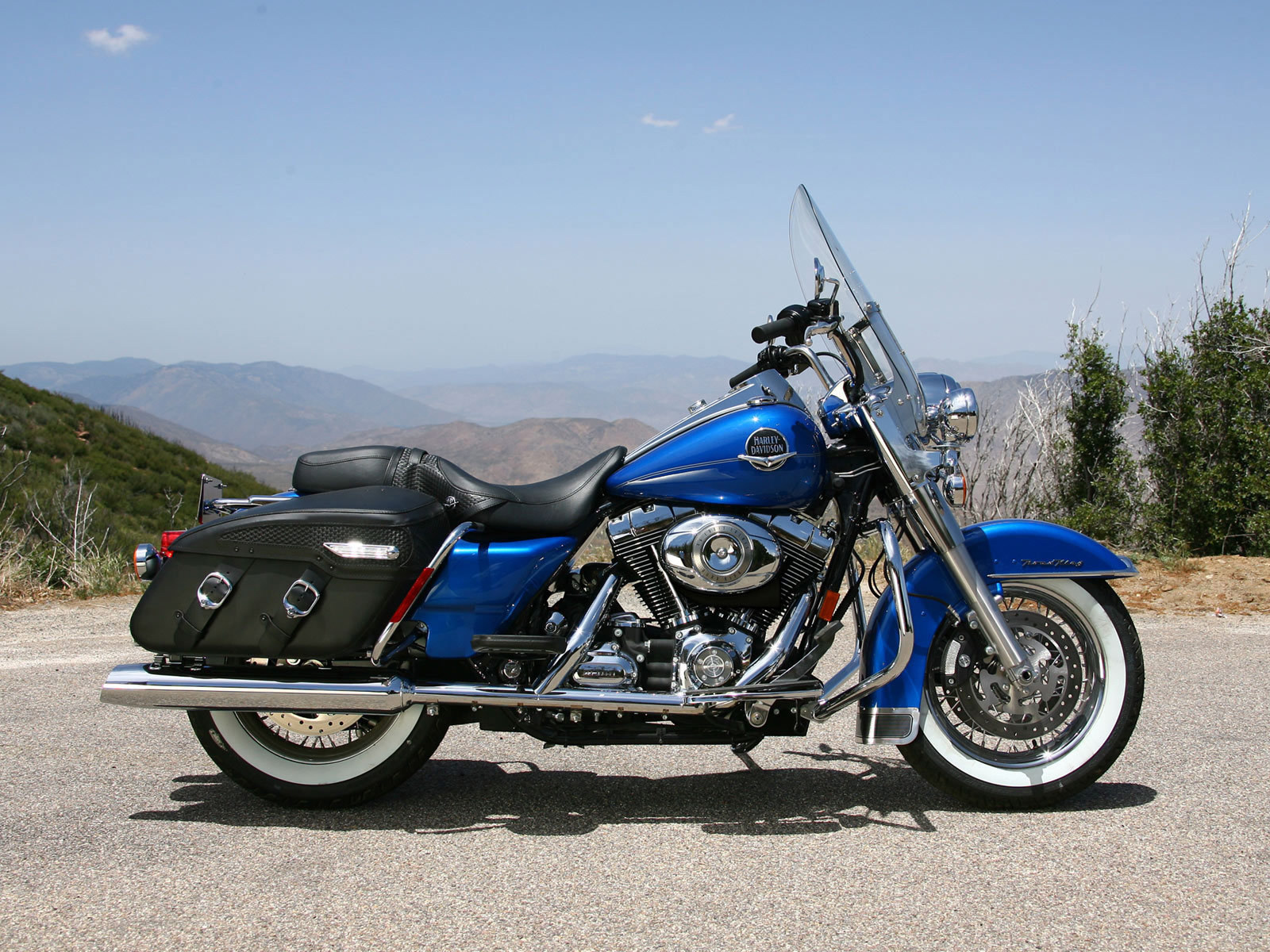 Новый надежный мотоцикл Harley-Davidson Road King Anniversary Edition