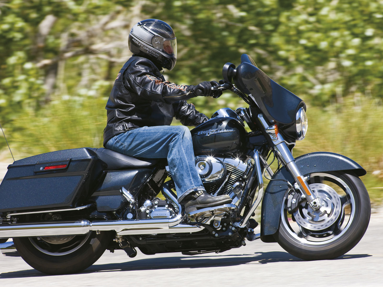 Новый надежный мотоцикл Harley-Davidson Street Glide