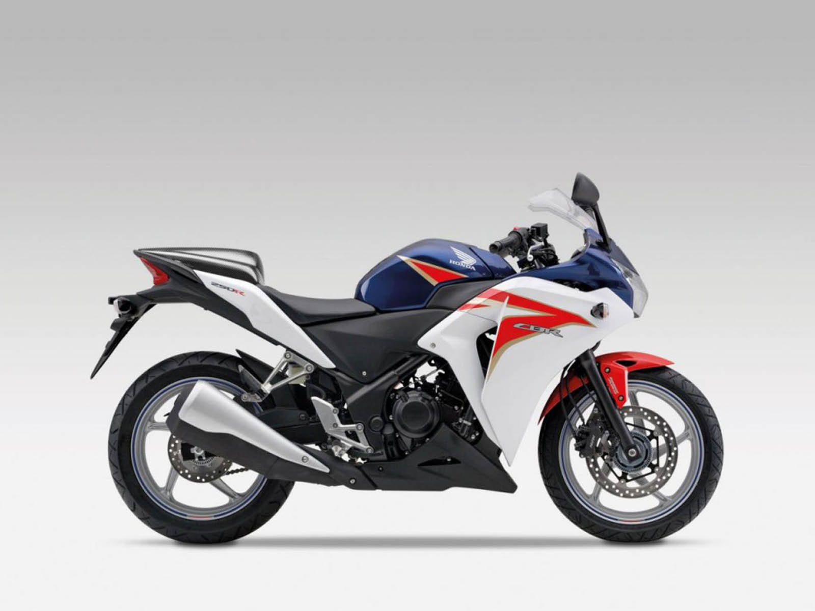Популярный мотоцикл Honda CBR 250 R